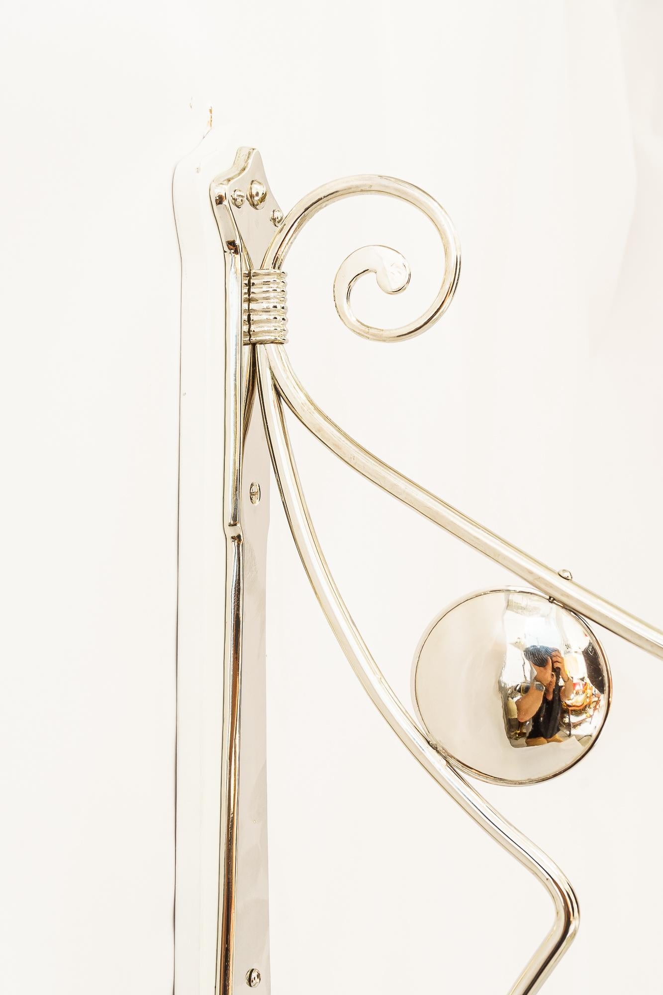 Grande applique Jugendstil avec abat-jour en verre opalin viennoise vers 1910 en vente 2