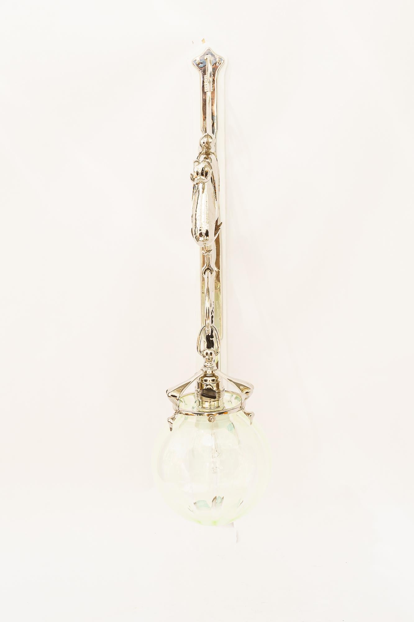 Grande applique Jugendstil avec abat-jour en verre opalin viennoise vers 1910 en vente 3