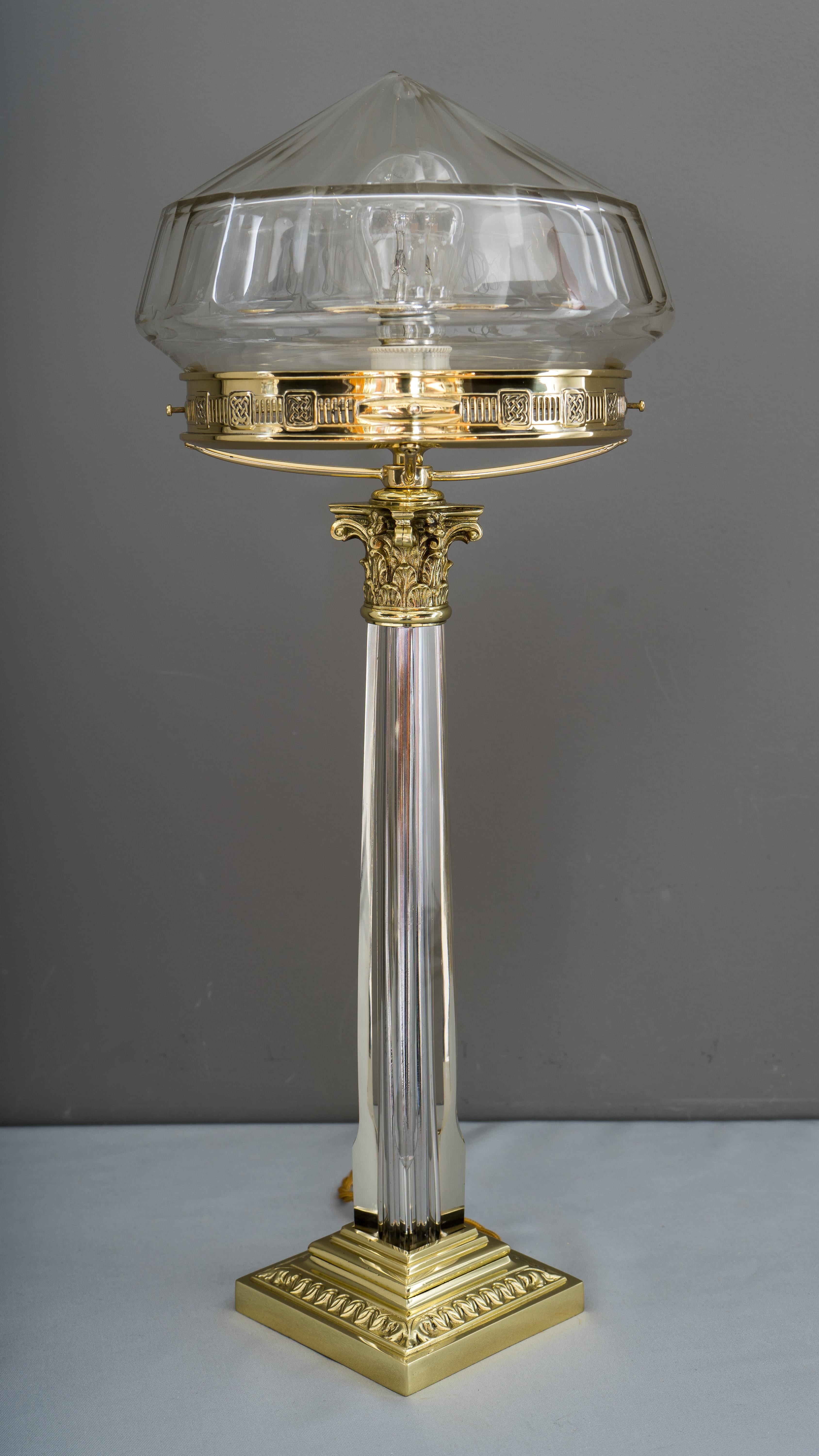 Große Jugendstil-Tischlampe mit geschliffenem Glasschirm, Wien, 1908er Jahre
Poliert und einbrennlackiert
Griff aus Glas.