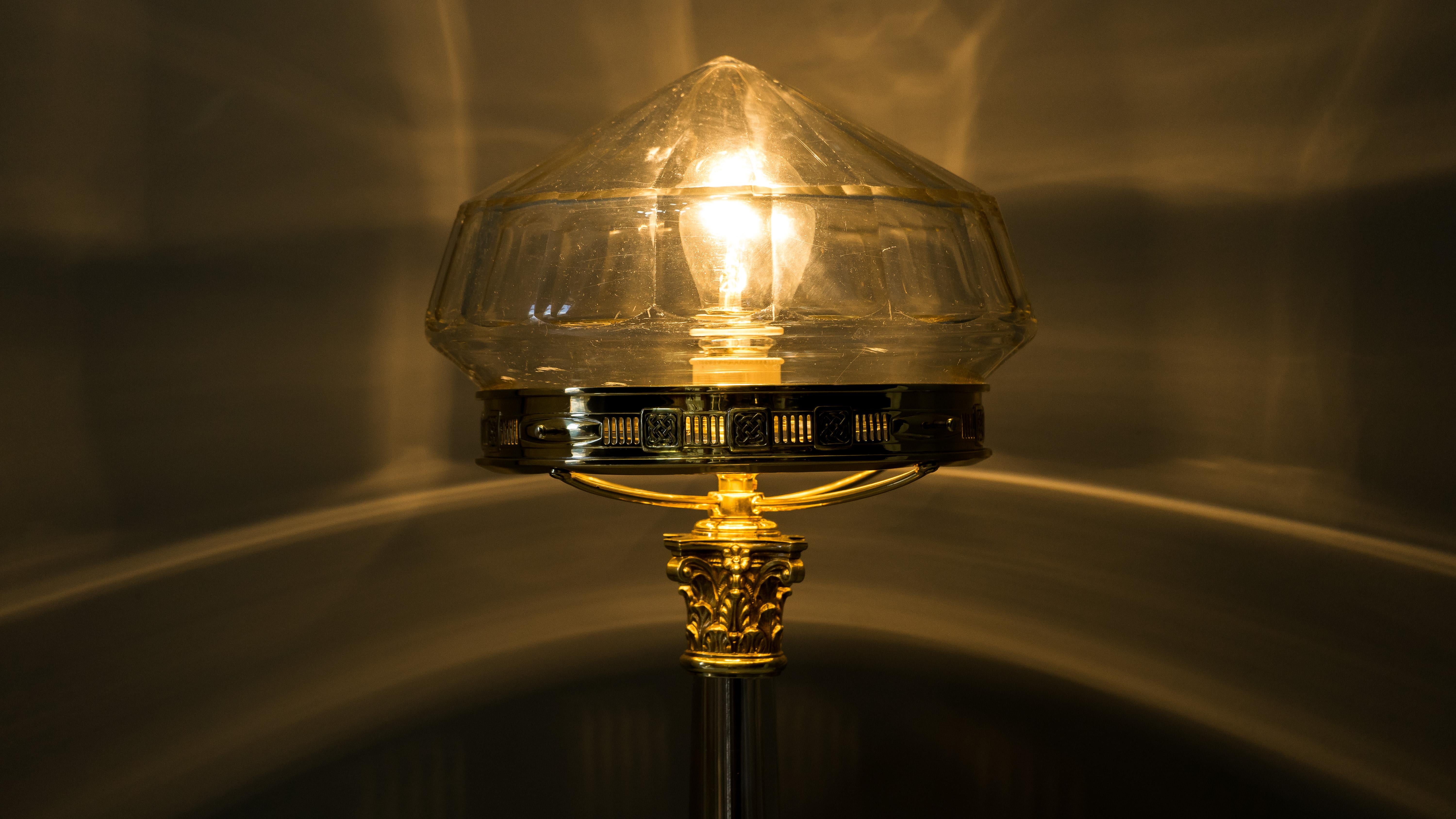 Grande lampe de table Jugendstil avec abat-jour en verre taillé:: Vienne:: années 1908 Bon état - En vente à Wien, AT