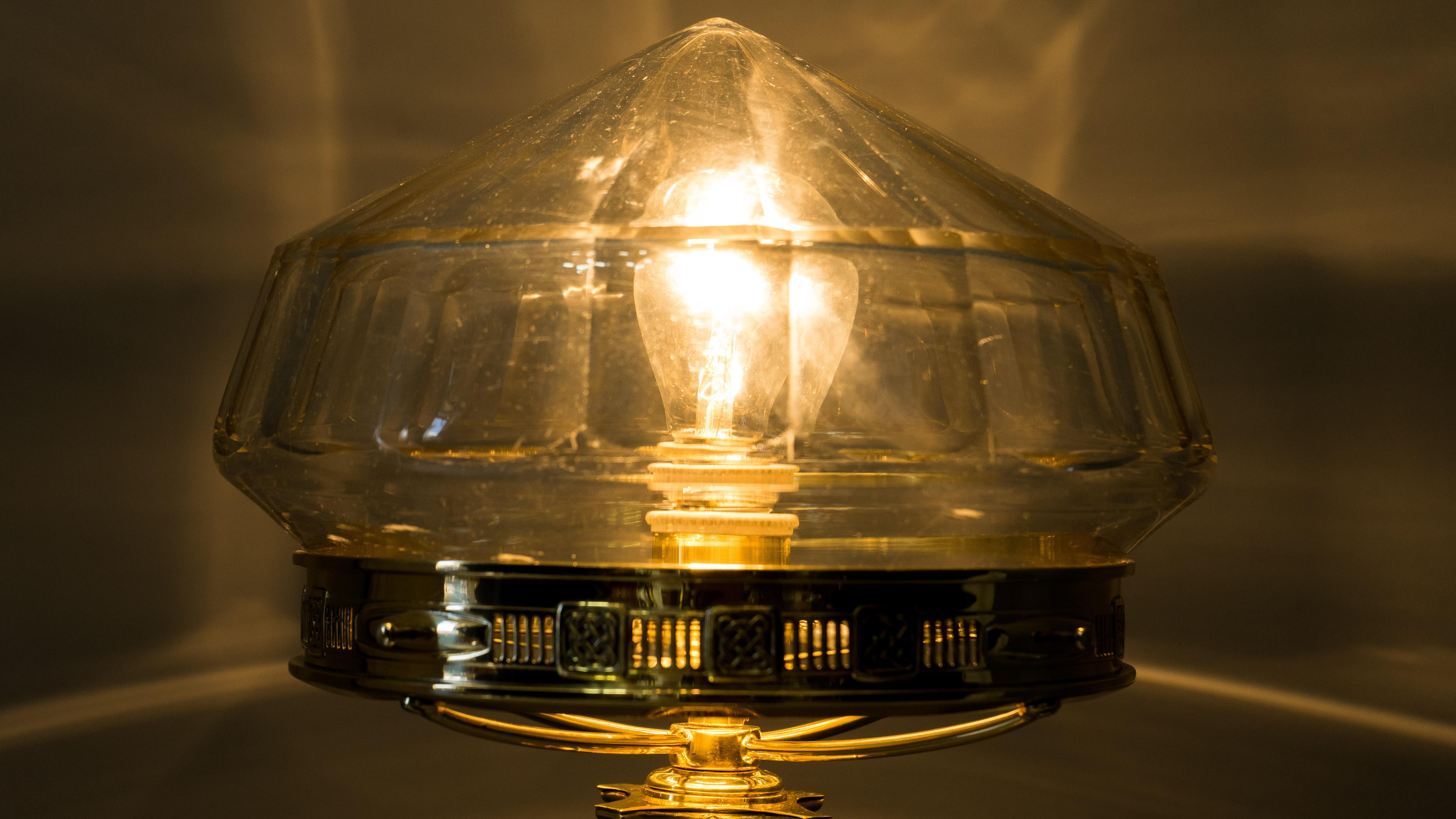 Große Jugendstil-Tischlampe mit geschliffenem Glasschirm:: Wien:: 1908er Jahre (Messing) im Angebot