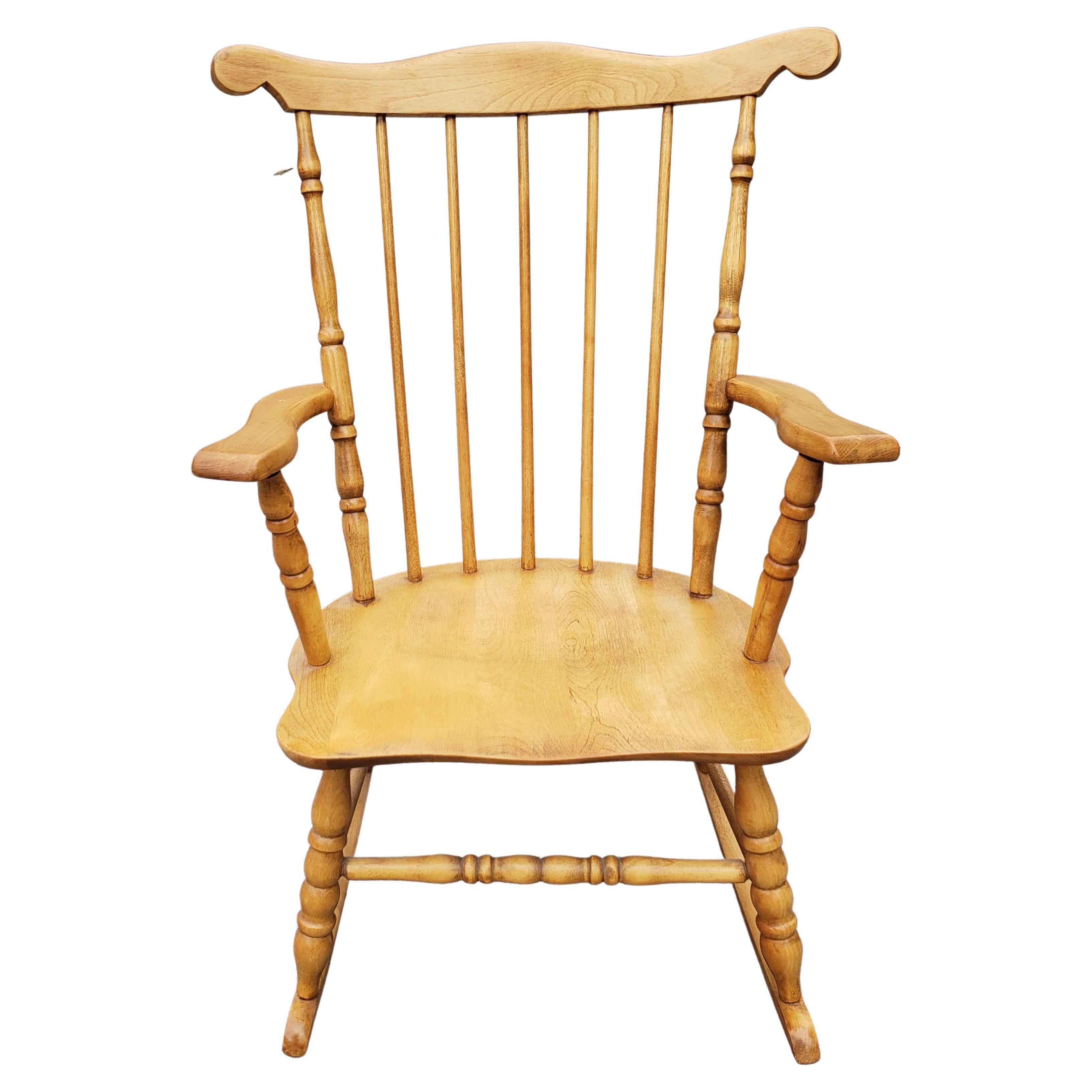 Élégante chaise à bascule classique de style Windsor pour les grands enfants. Coussin disponible en option. 
Excellent état vintage.
Mesure 21.75W aux bras, 22.75 