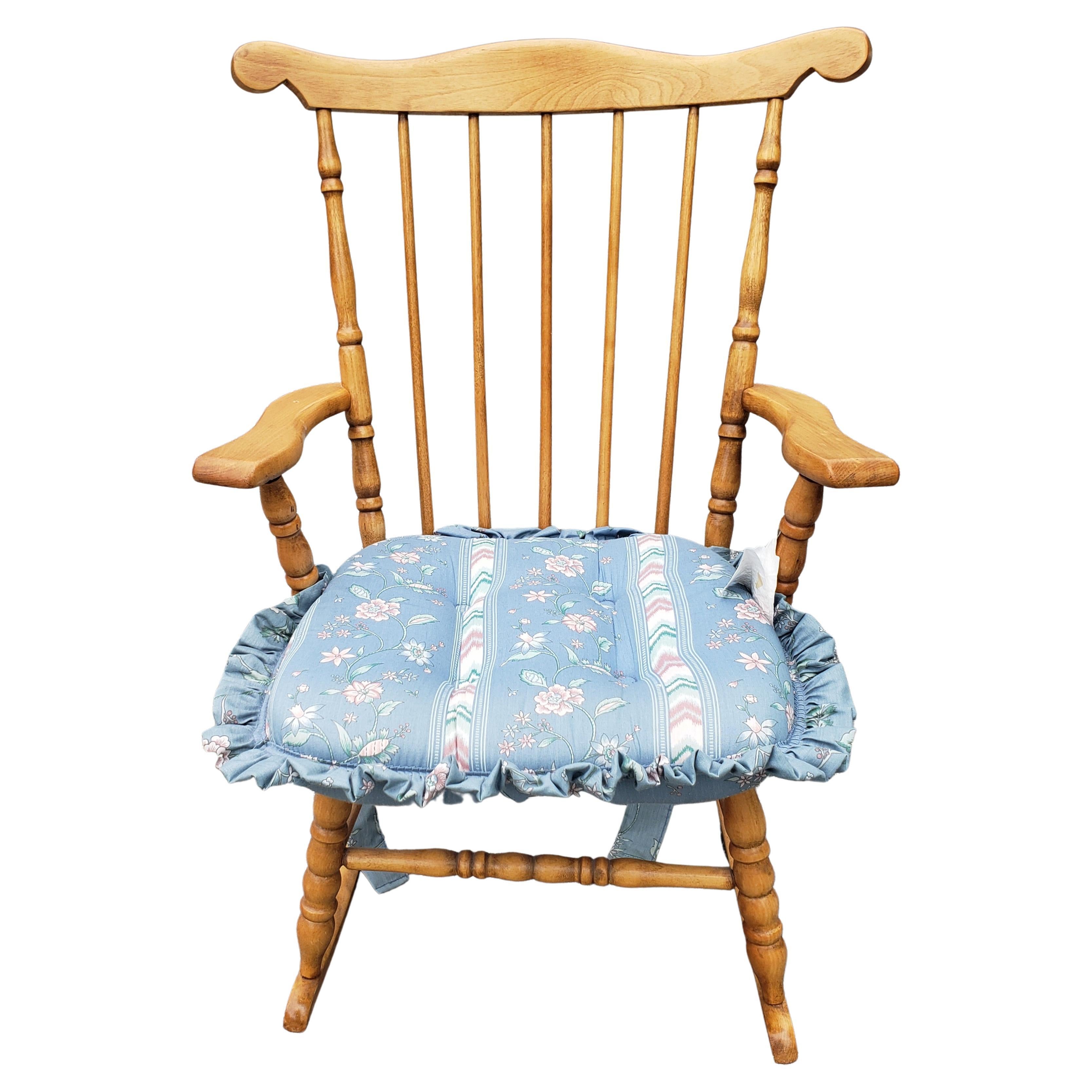Travail du bois Grand fauteuil à bascule Windsor en érable pour enfants en vente