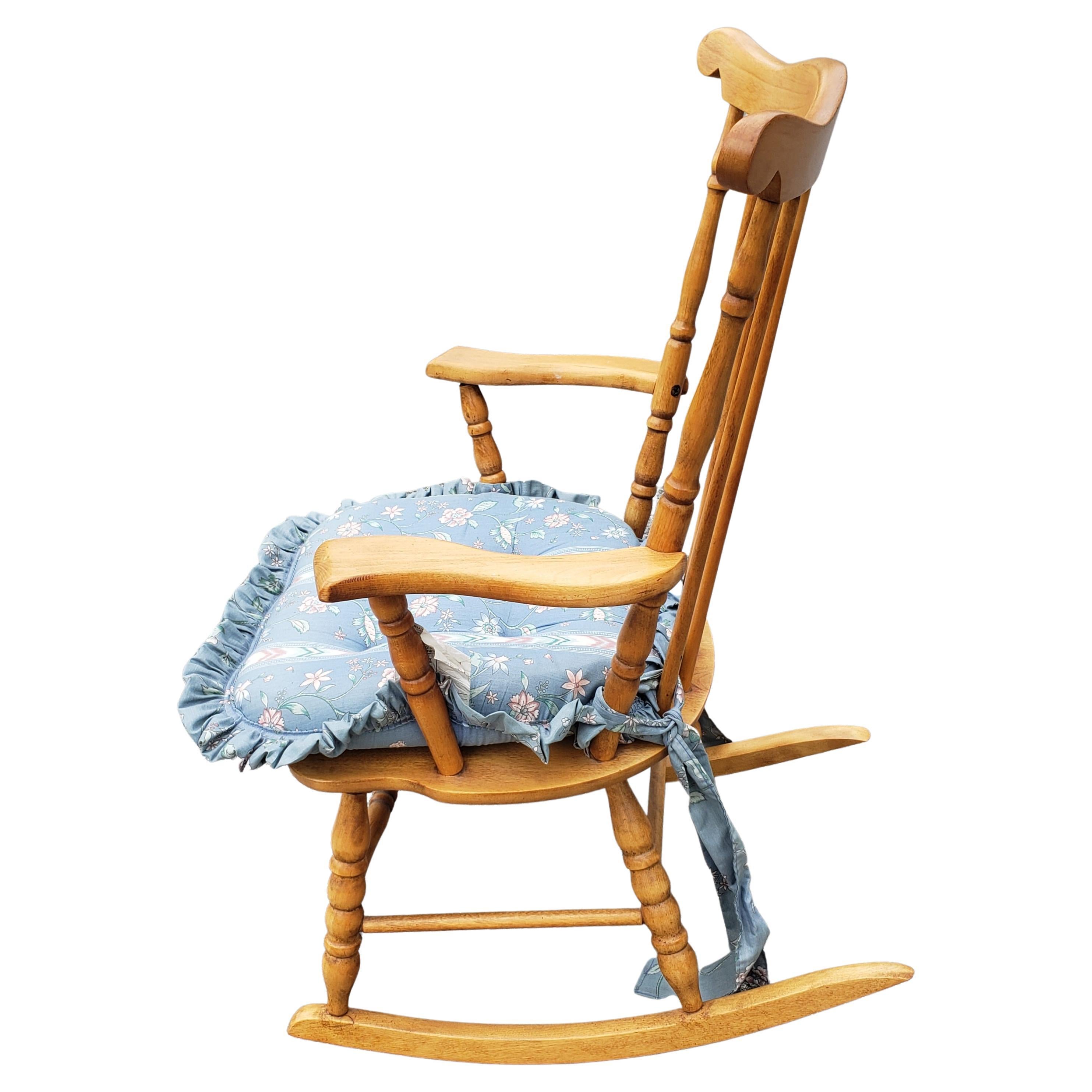Big Kids Maple Windsor Rocking Chair Rocker In Good Condition For Sale In Germantown, MD