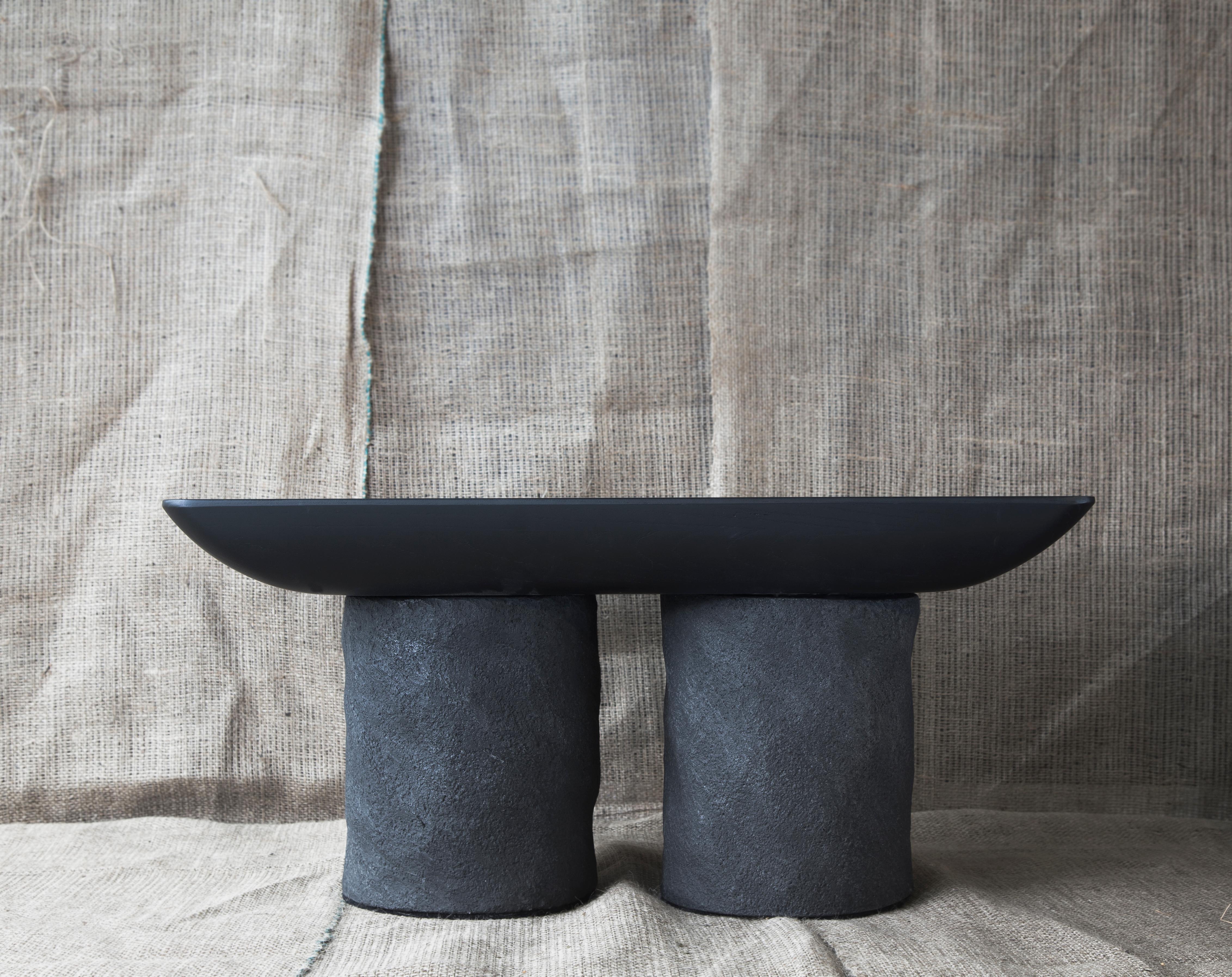 Table basse Bigli BIGLI par Faina
Conçu par Victoria Yakusha.
Dimensions : D 75 x L 42 x H 35 cm.
MATERIAL : Argile, bois (frêne).

Conçus dans le style du minimalisme ethnique, les articles de la collection présentent un 