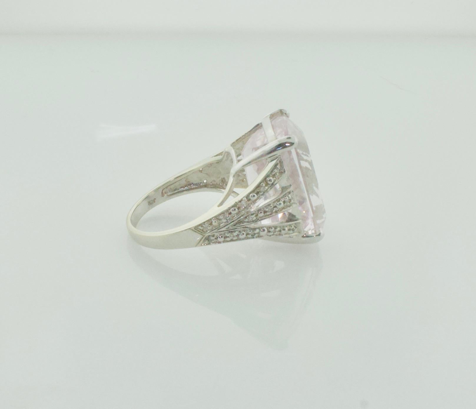 Großer Ring mit Kunzit und Diamant aus Weißgold (Kissenschliff) im Angebot