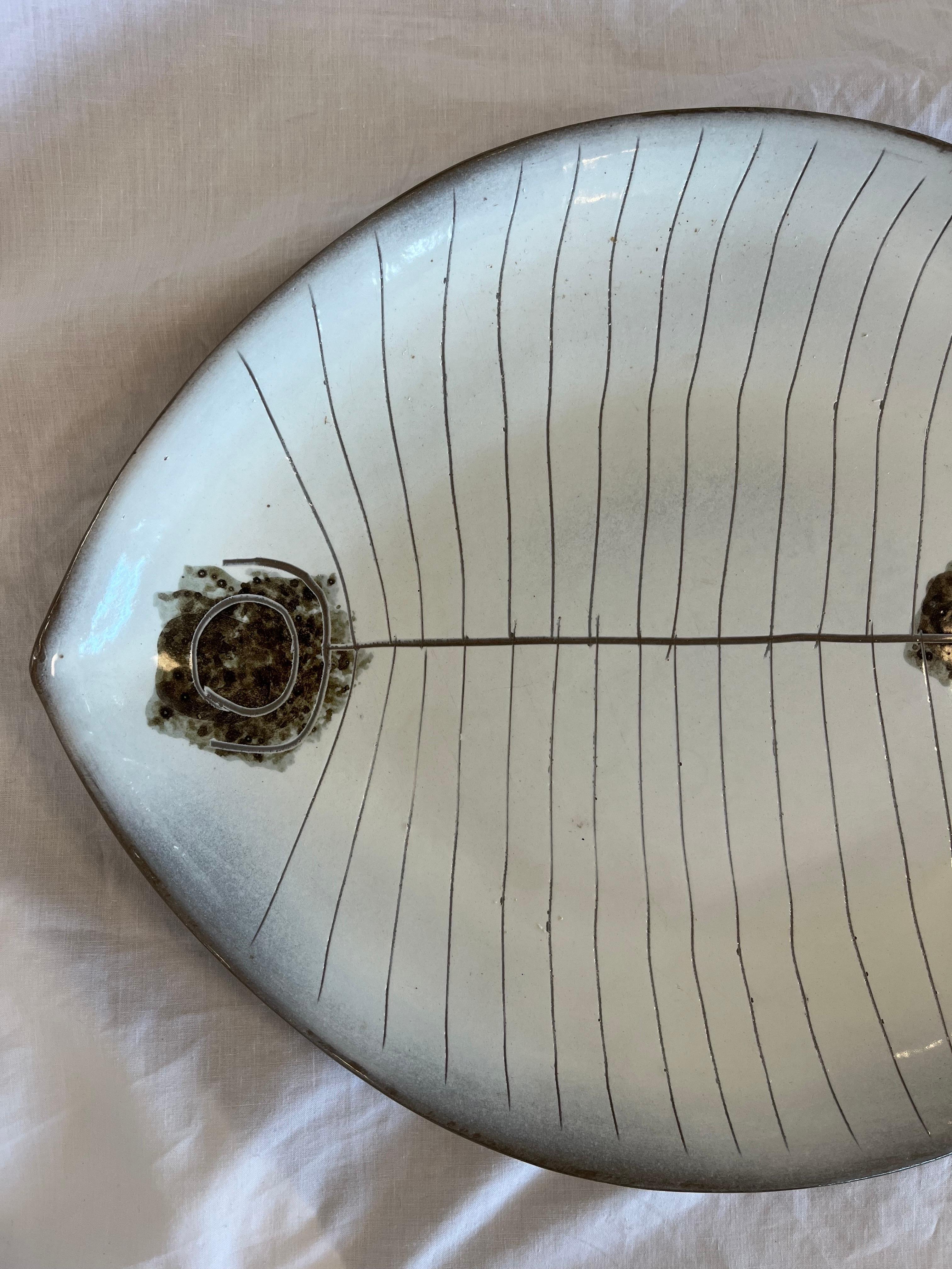 A lovely and large Lagardo Tackett and Kenji Fujita glazed ceramic Mid-Century Modern fish plate sculpture. Lagardo Tackett was a founding designer for Architectural Pottery in Los Angleles. From the British Museum, 