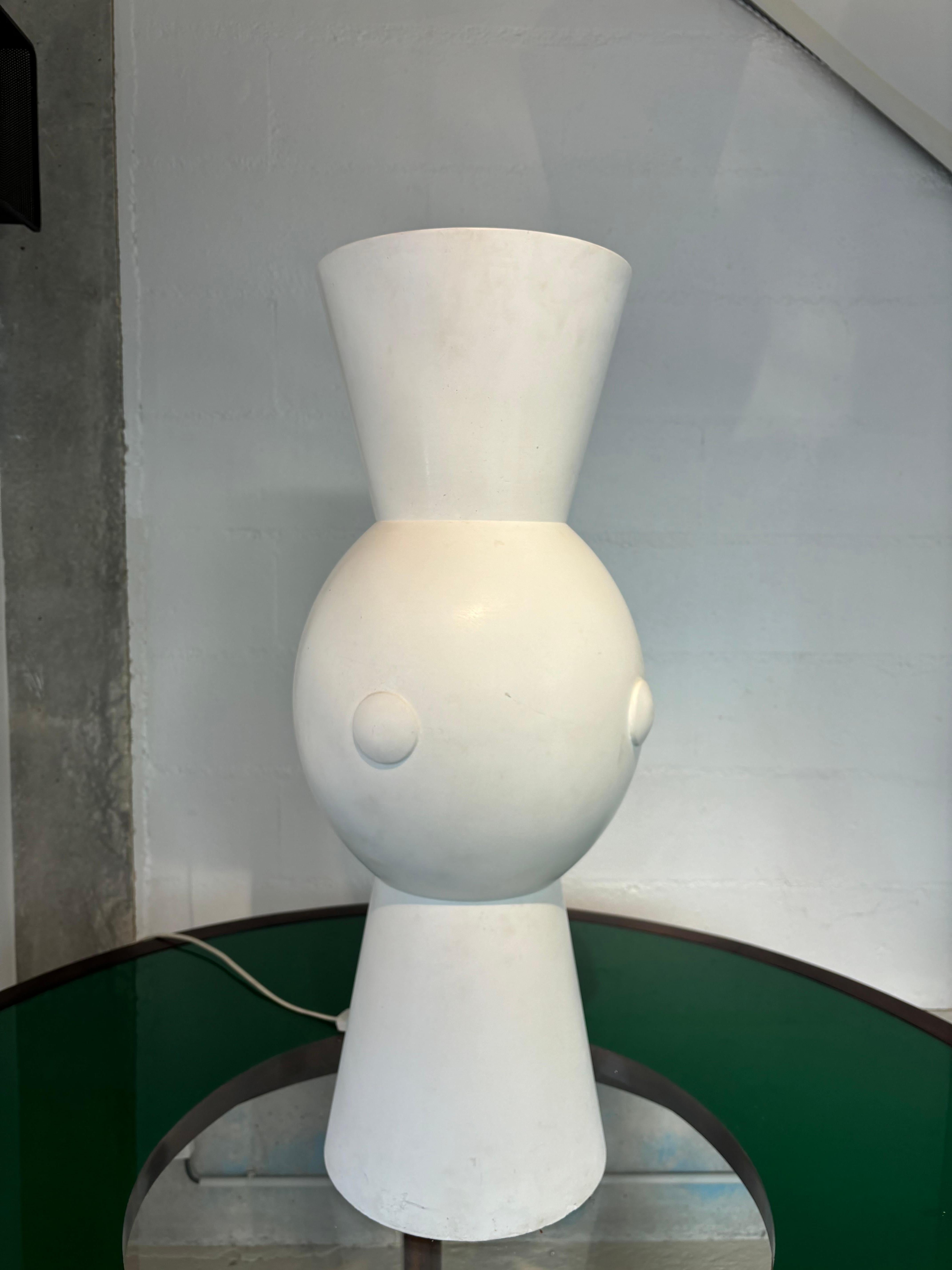 Lámpara monumental de Olivier Gagnère que reproduce la forma del jarrón de marzo. 