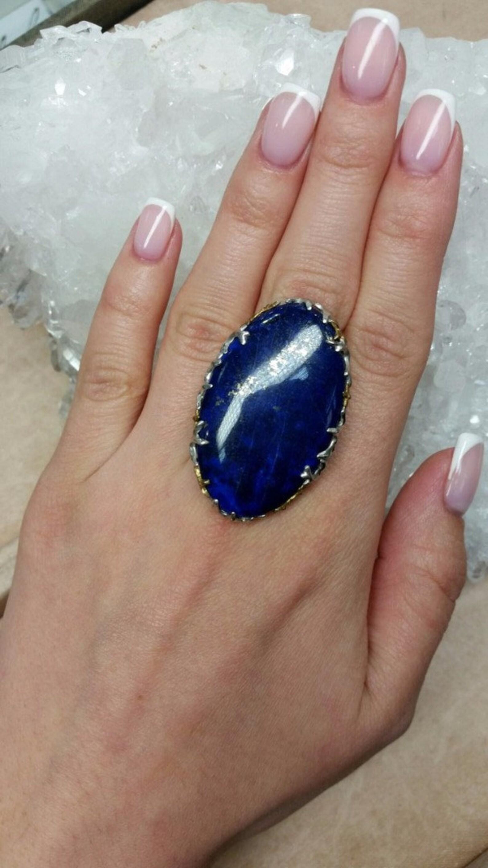 Artigiano Grande anello in argento con lapislazzuli, gemma blu naturale, gioielli unisex di qualità LOTR in vendita