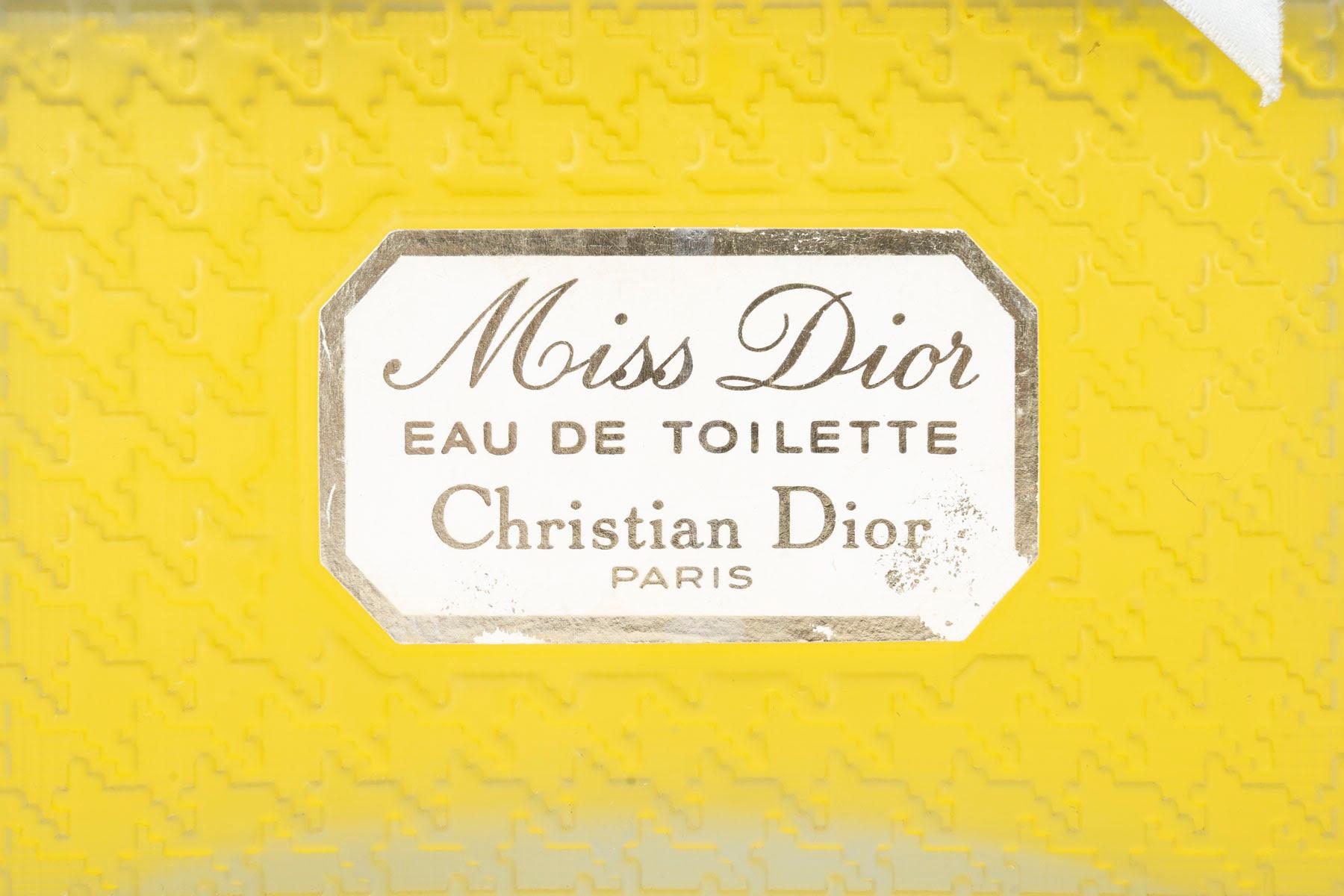 Grande bottiglia di profumo Miss Dior, XX secolo.

Bottiglia gigante di Miss Dior, XX secolo, senza profumo.
H: 19cm, L: 17,5cm, P: 10cm