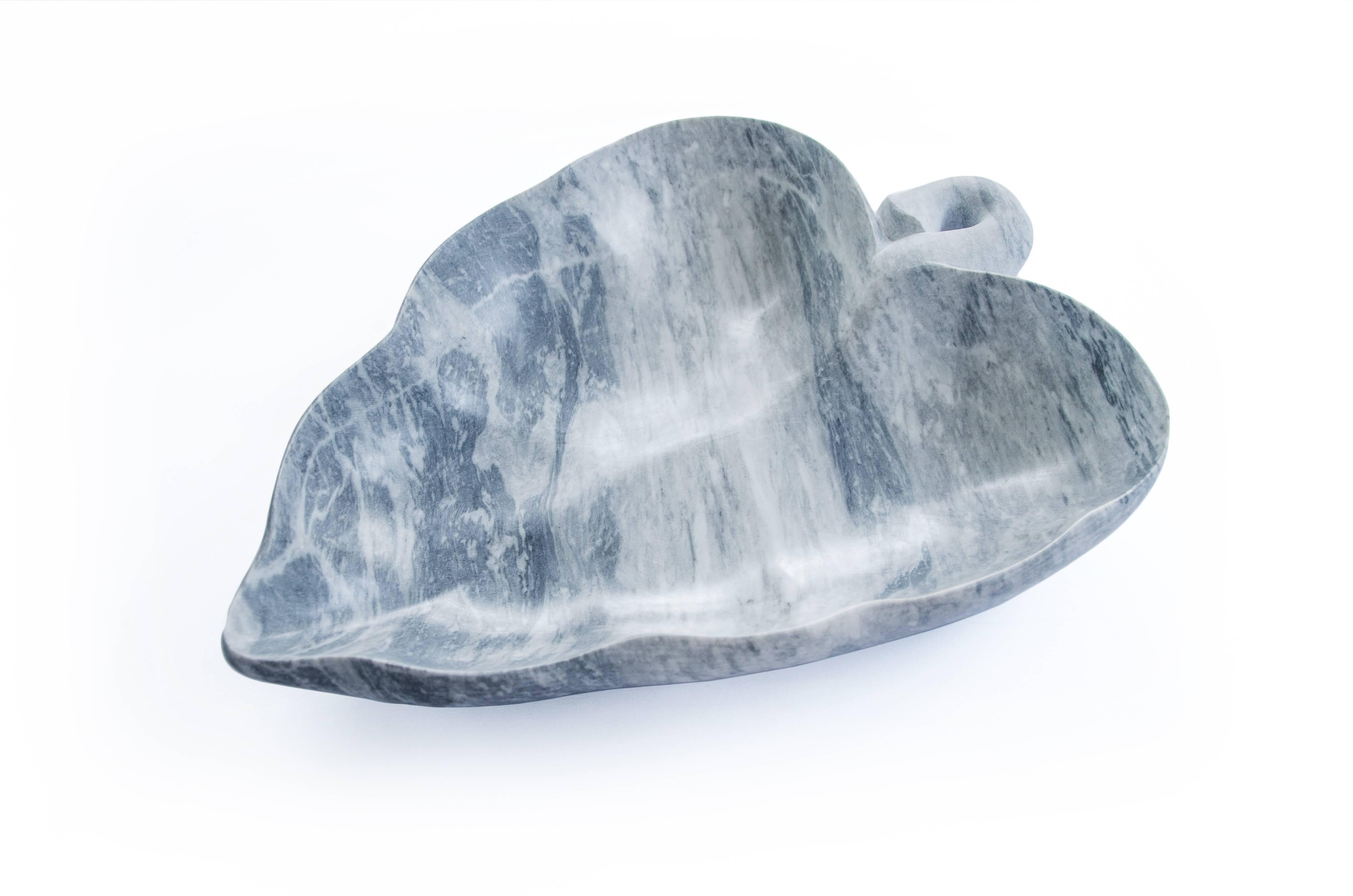 Gran cuenco de mármol Bardiglio gris con forma de hoja. Cada pieza es en cierto modo única (cada bloque de mármol es diferente en vetas y matices) y está hecha a mano por artesanos italianos especializados durante generaciones en la elaboración del