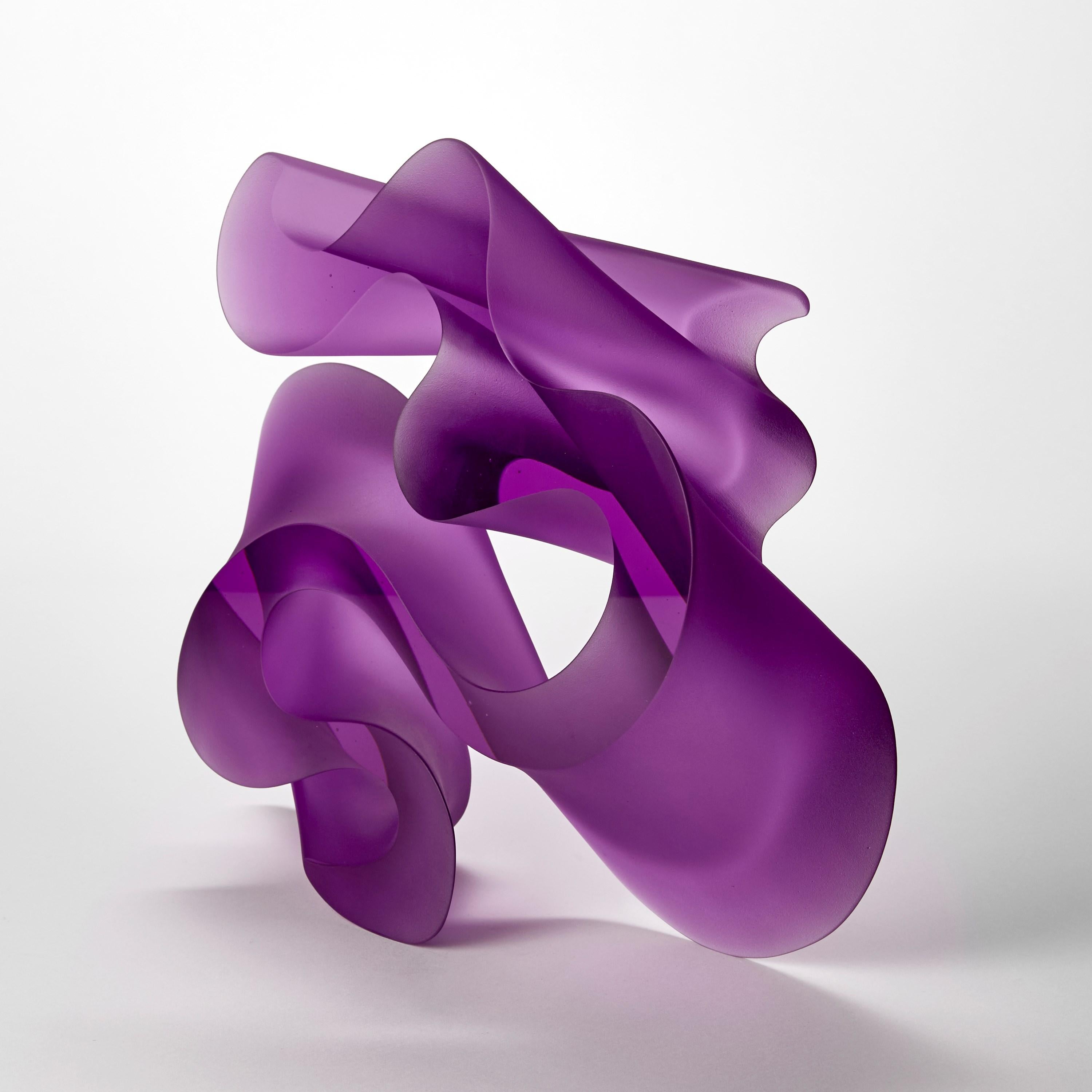 Organique Big Line Fuchsia, une œuvre d'art en verre coulé sur pied d'un violet fluide de Karin Mørch en vente