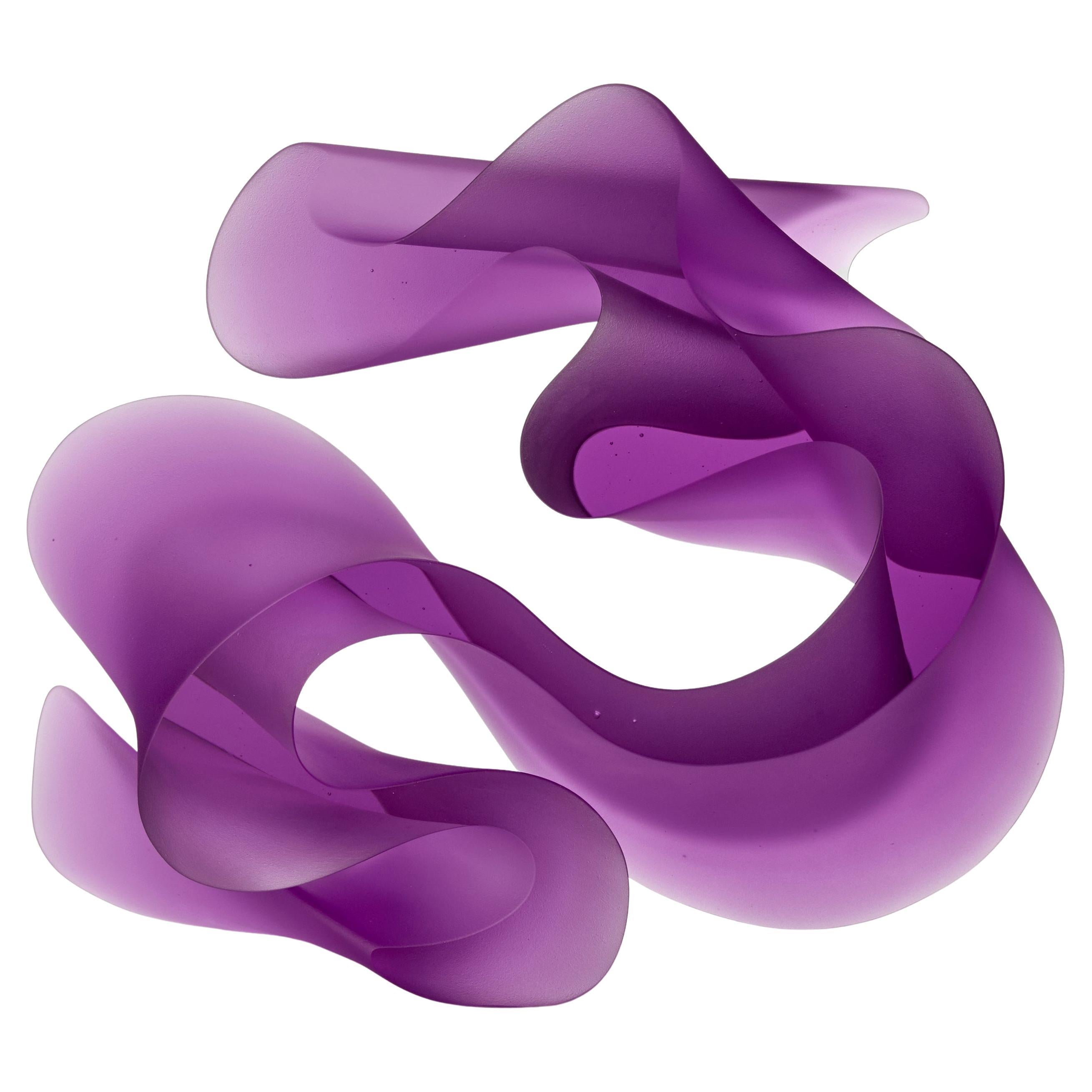 Big Line Fucsia, una fluida obra de vidrio colado púrpura de Karin Mørch