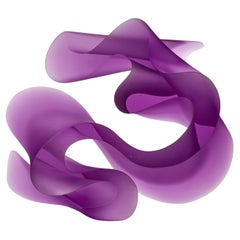 Big Line Fucsia, una fluida obra de vidrio colado púrpura de Karin Mørch