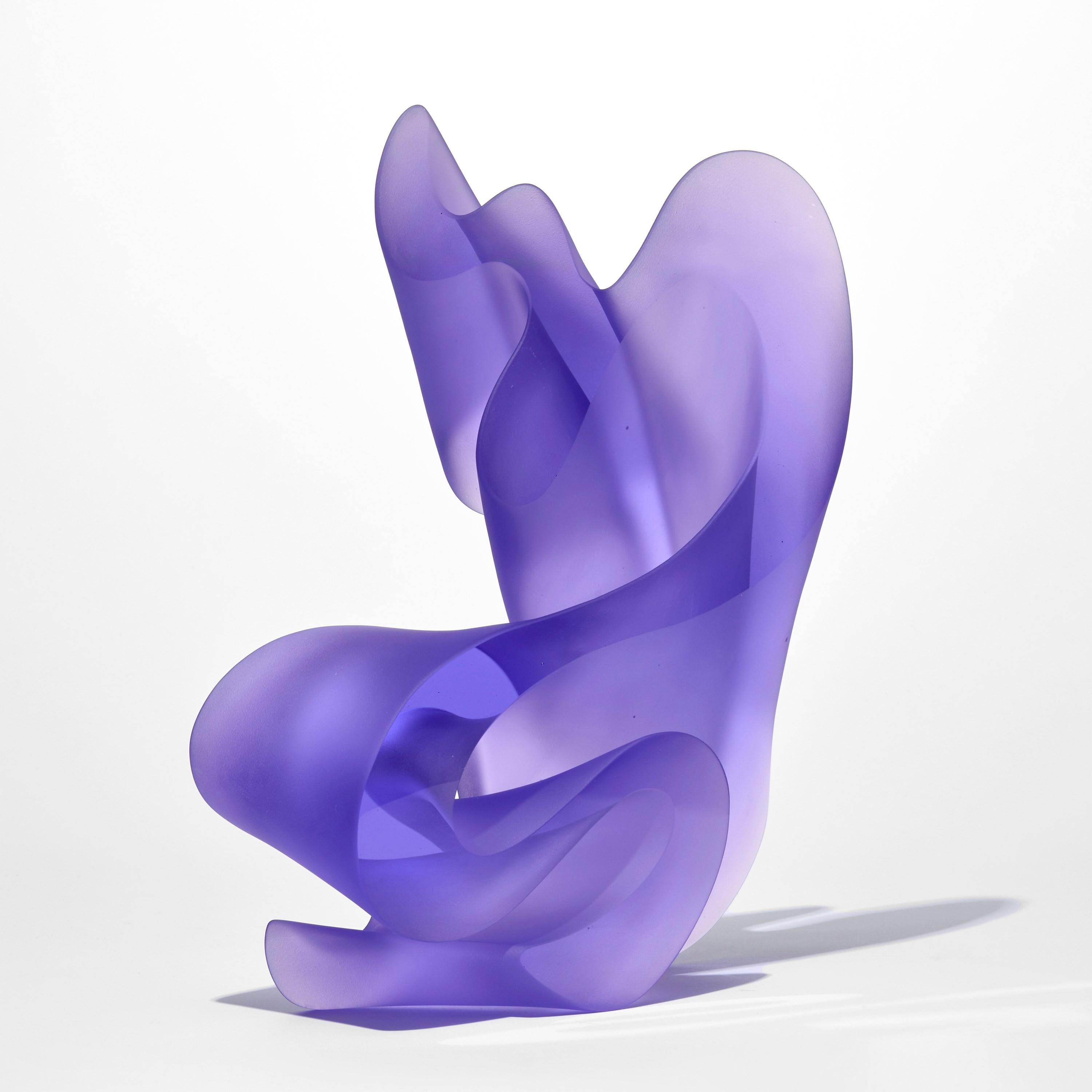 Big Line Hyacinth, escultura gráfica de pie de vidrio fundido morado, de Karin Mørch Moderno orgánico en venta