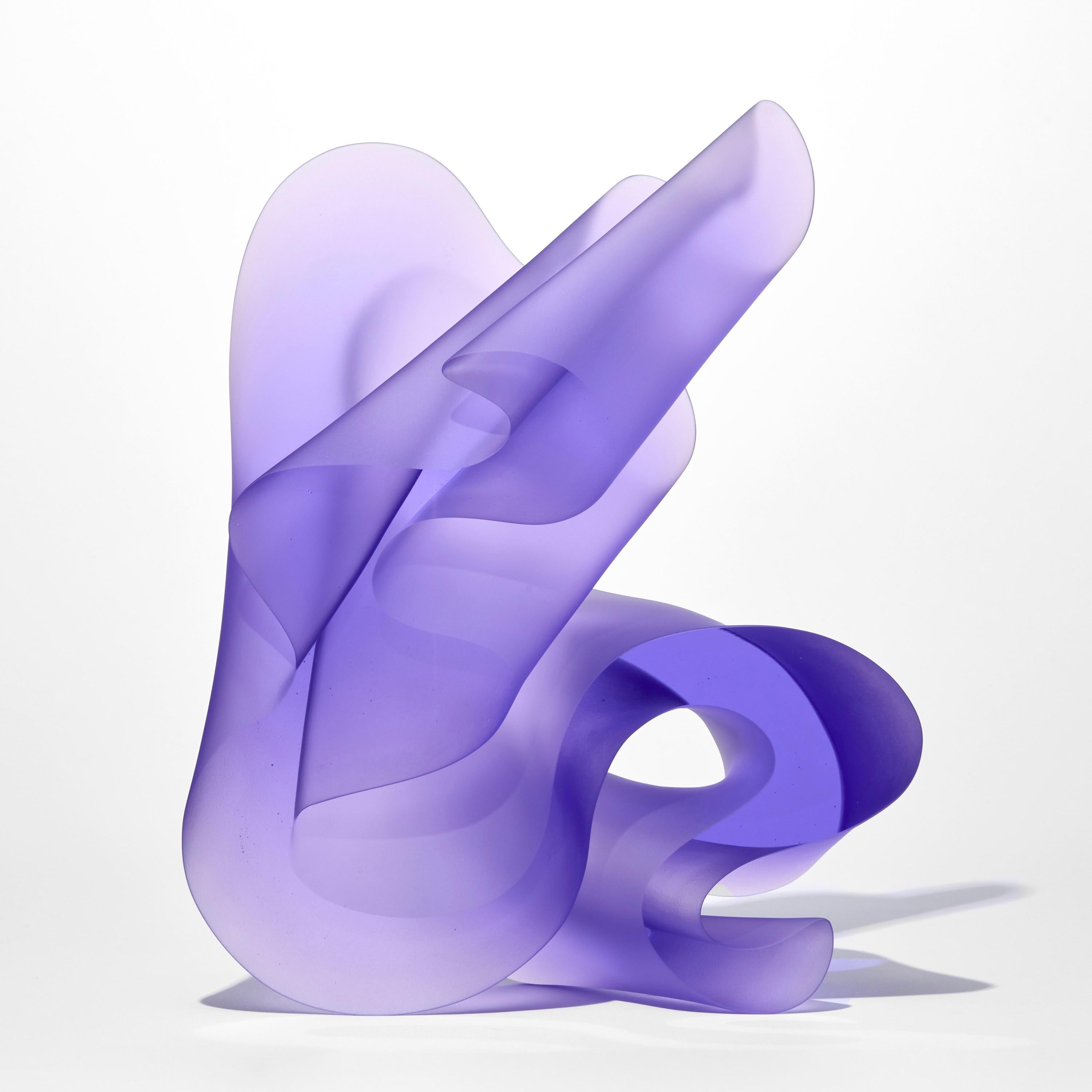 Big Line Hyacinth, escultura gráfica de pie de vidrio fundido morado, de Karin Mørch Danés en venta