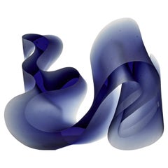 Big Line in Blue Hyacinth, une sculpture abstraite en verre coulé de Karin Mrch