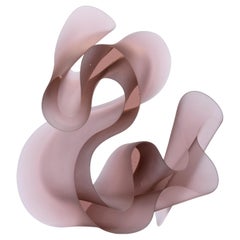 Big Line Rose, obra de arte caligráfica en vidrio colado de color rosa suave, de Karin Mørch