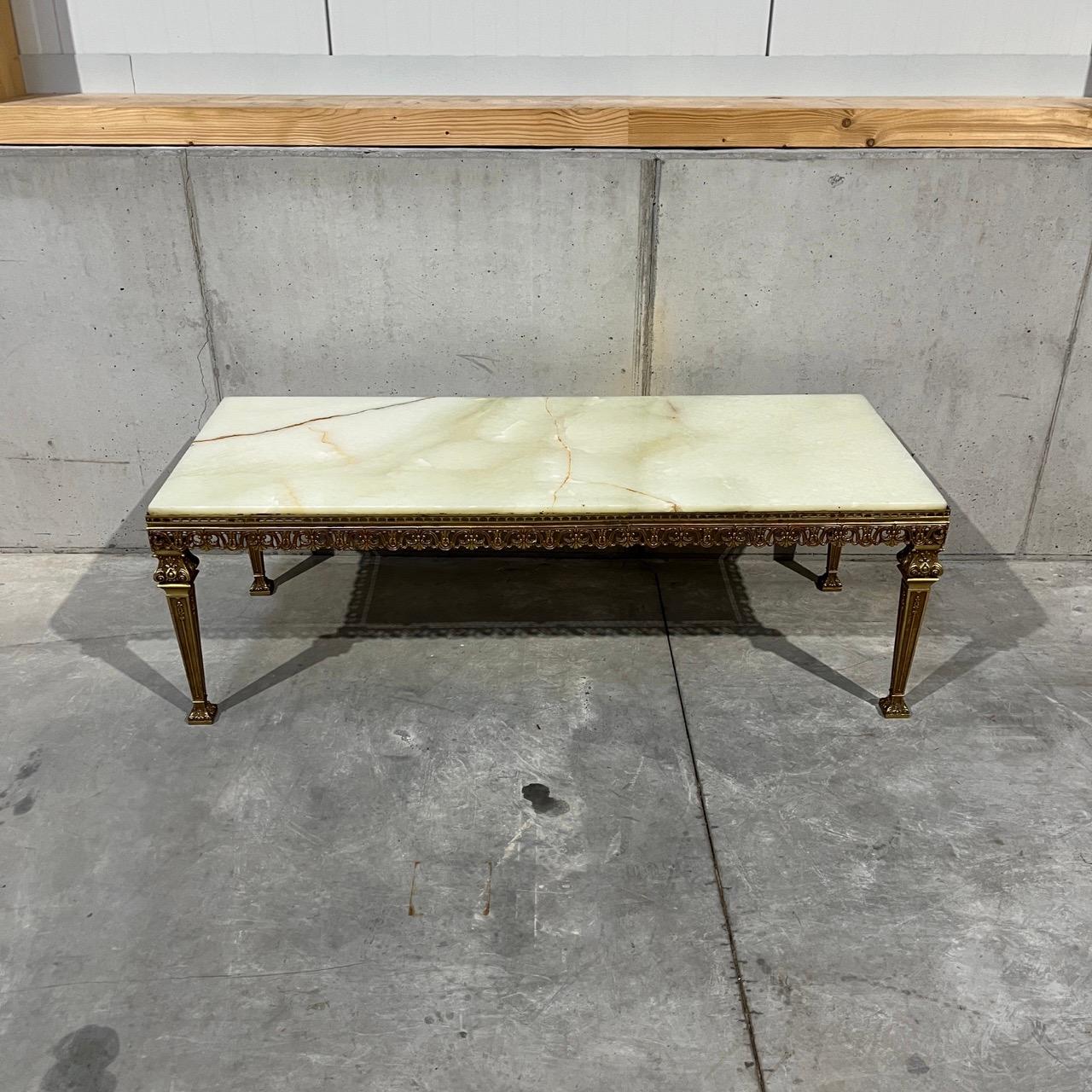 ✓ Haute qualité
Stylé et noble 
✓ Design/One

Dimensions : 
L : 147cm H : 50cm P : 58cm

Article : Tables en marbre vintage
Numéro d'article : 1034
Origine : Italie  Mid-Century
Matière : Laiton, marbre
Couleur : or, jaune, blanc
Condit : Avec de