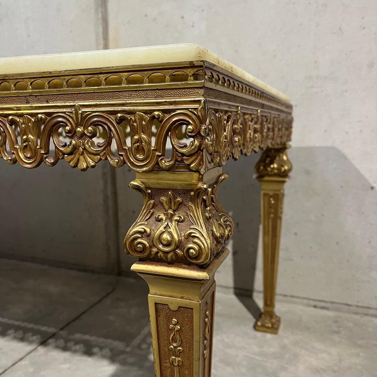 italien Grandes tables de salon en laiton et marbre  Italie, milieu du siècle en vente