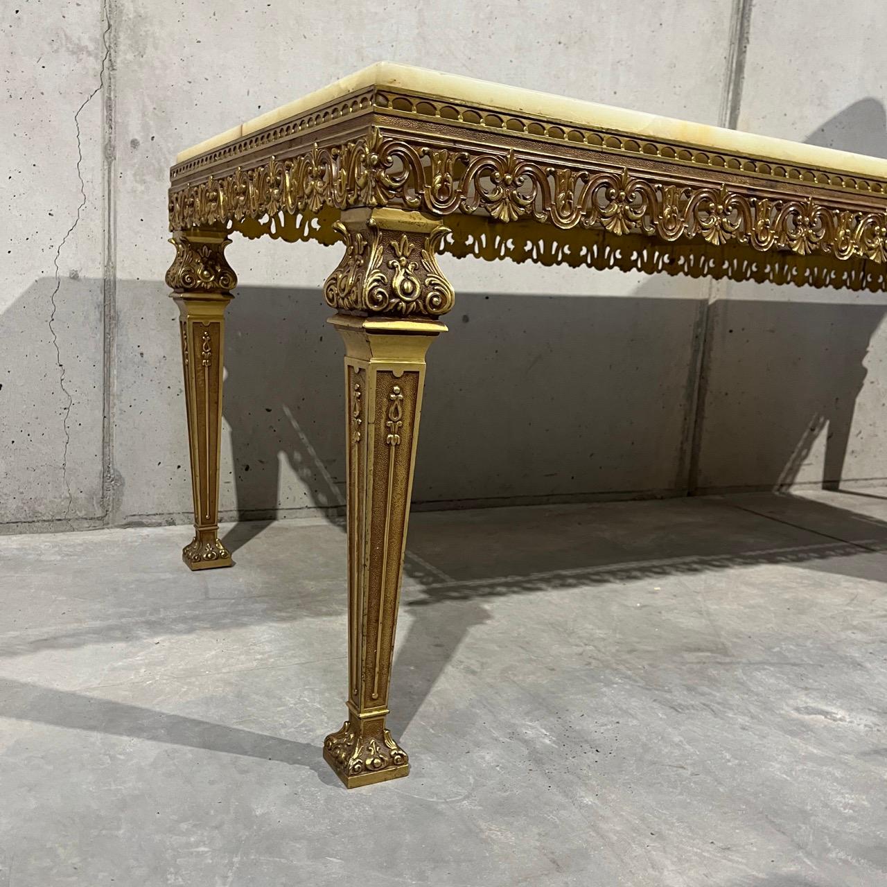 20ième siècle Grandes tables de salon en laiton et marbre  Italie, milieu du siècle en vente