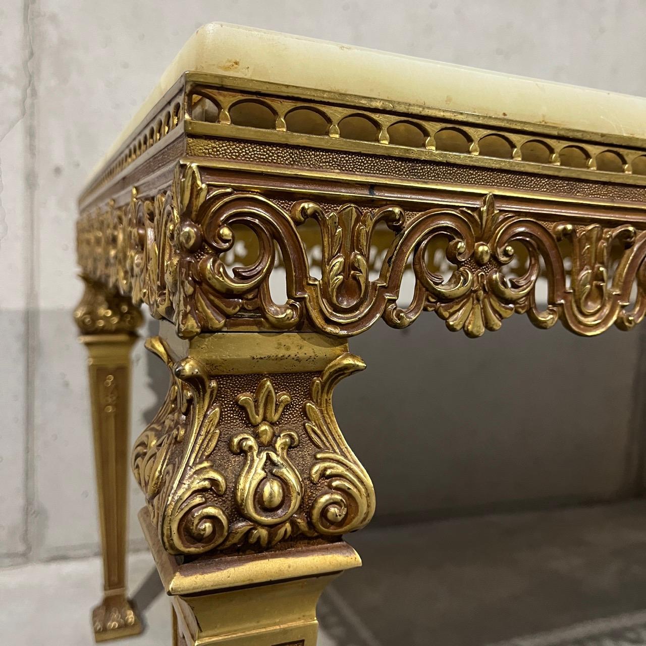 Laiton Grandes tables de salon en laiton et marbre  Italie, milieu du siècle en vente