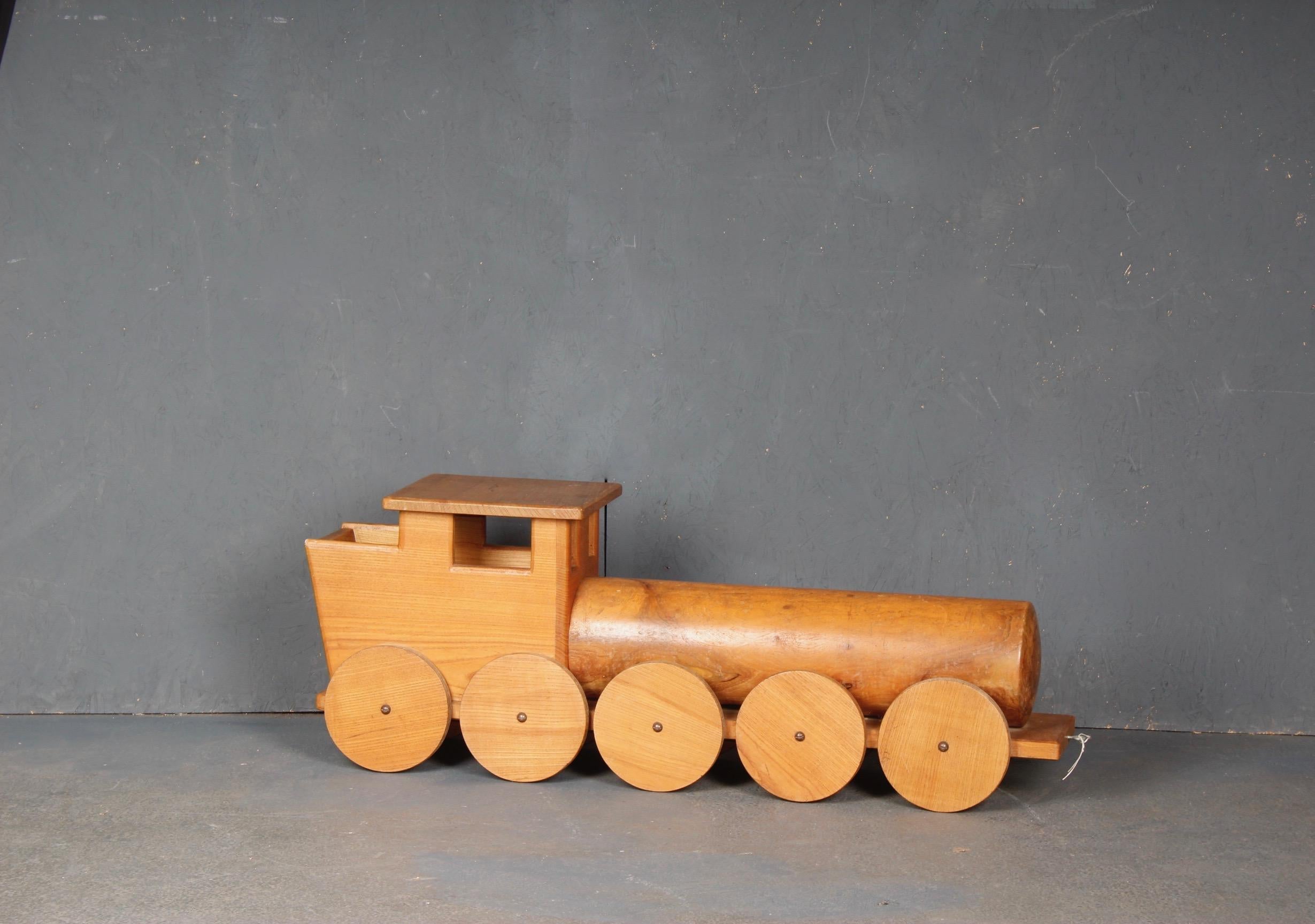 Große Spielzeuglokomotive aus Massivholz (Europäisch) im Angebot