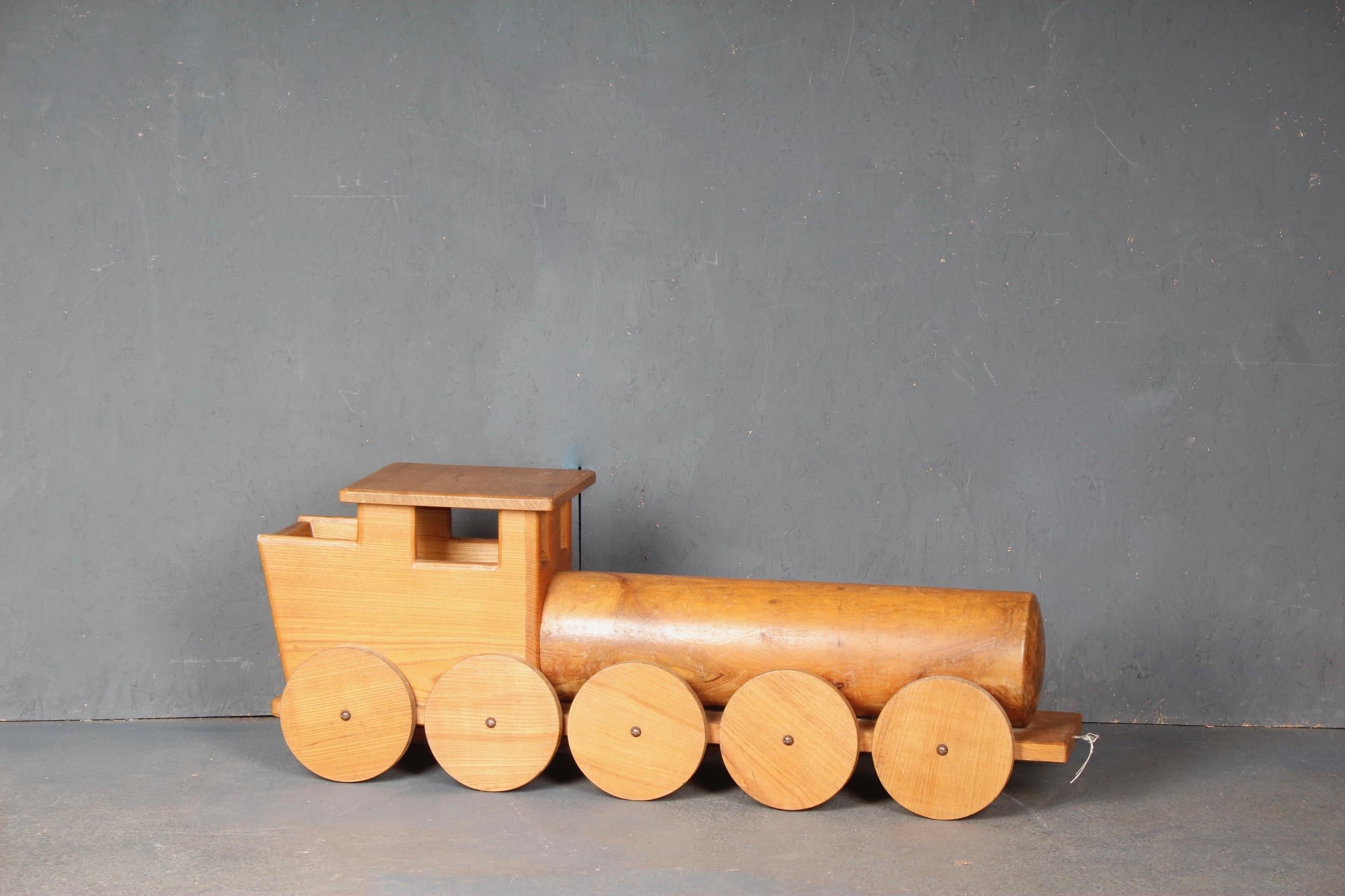 Big locomotive toy with solid wood In Good Condition For Sale In grand Lancy, CH