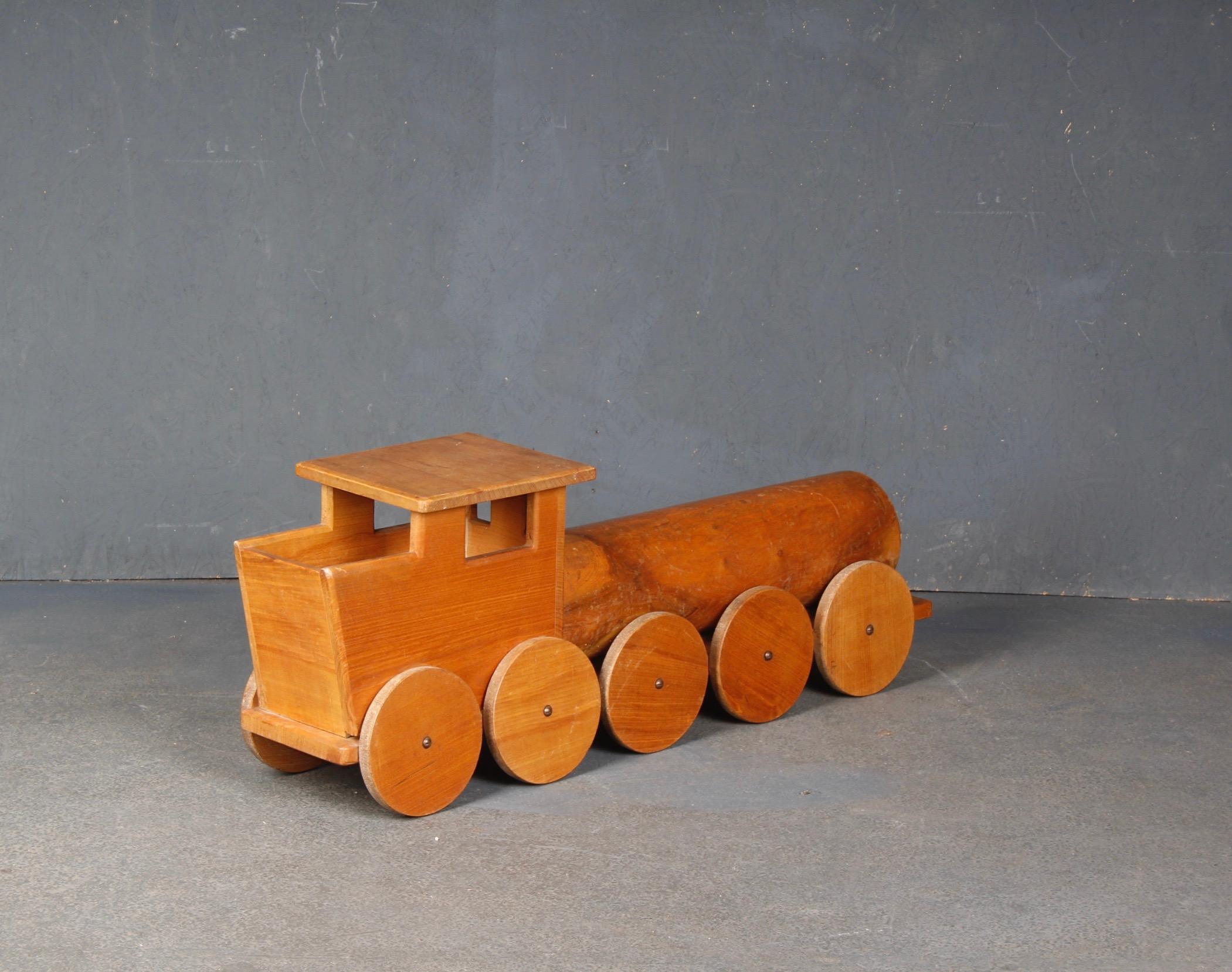 Große Spielzeuglokomotive aus Massivholz (Holz) im Angebot