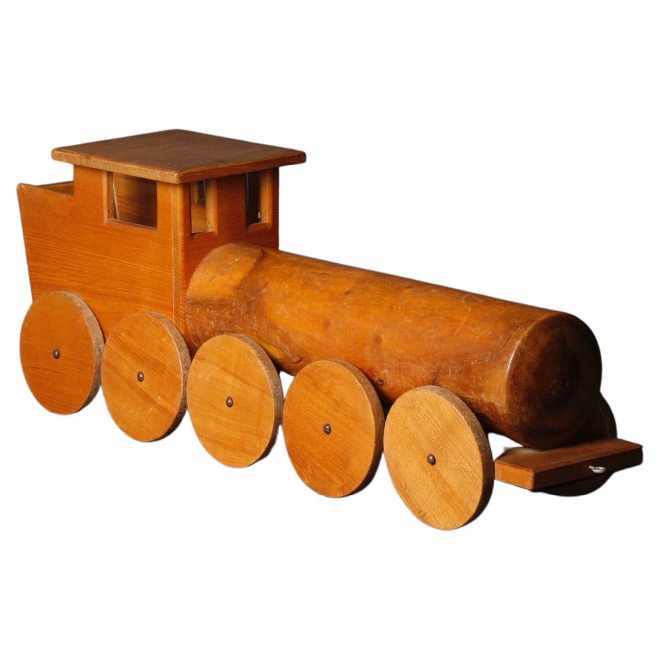 Große Spielzeuglokomotive aus Massivholz im Angebot