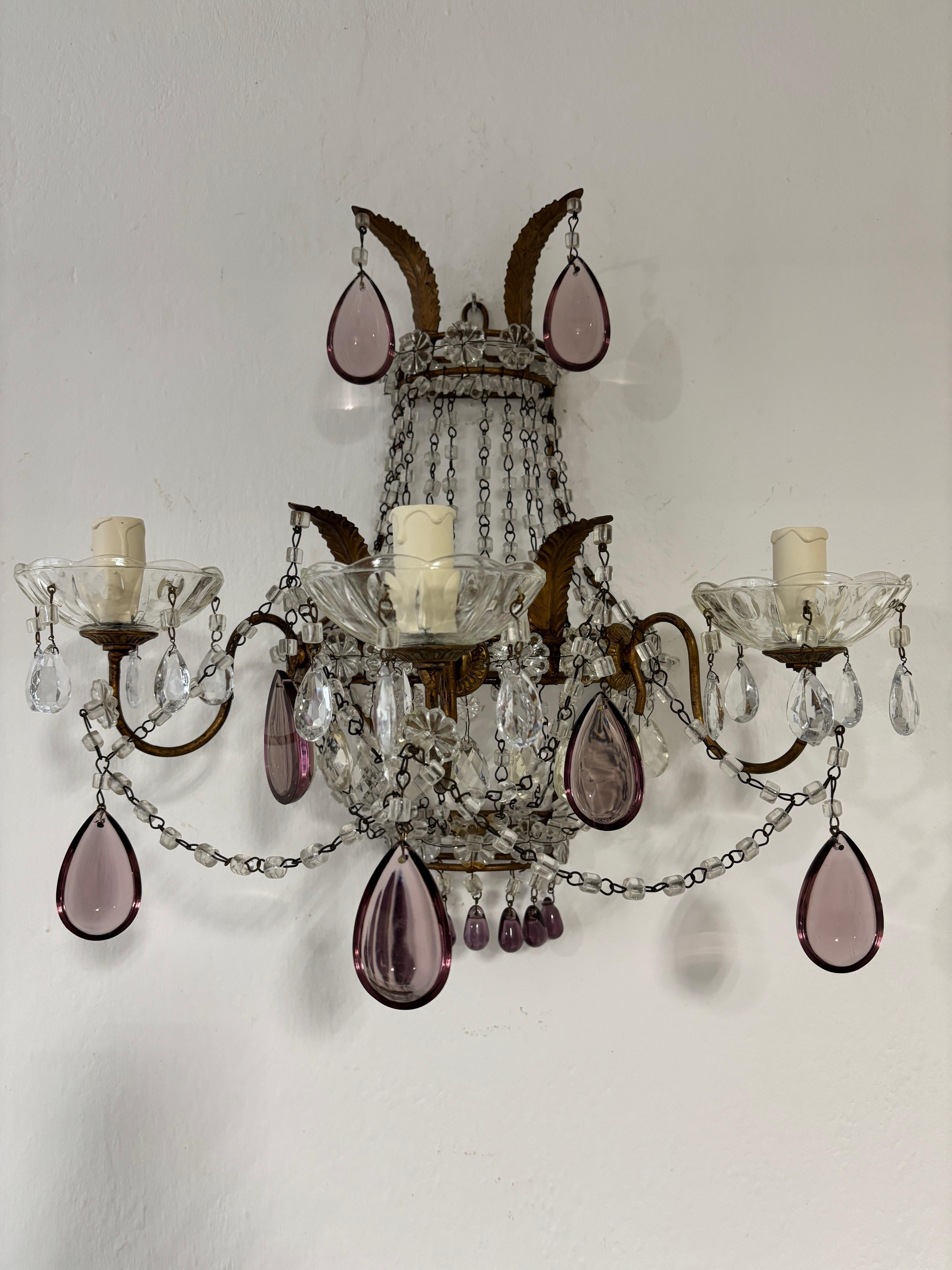 Questi saranno cablati di recente con prese UL certificate per gli Stati Uniti e prese appropriate per tutti gli altri paesi e pronti per essere appesi. Metallo dorato  con una patina perfetta. Ospitano tre luci ciascuna, con prismi di cristallo