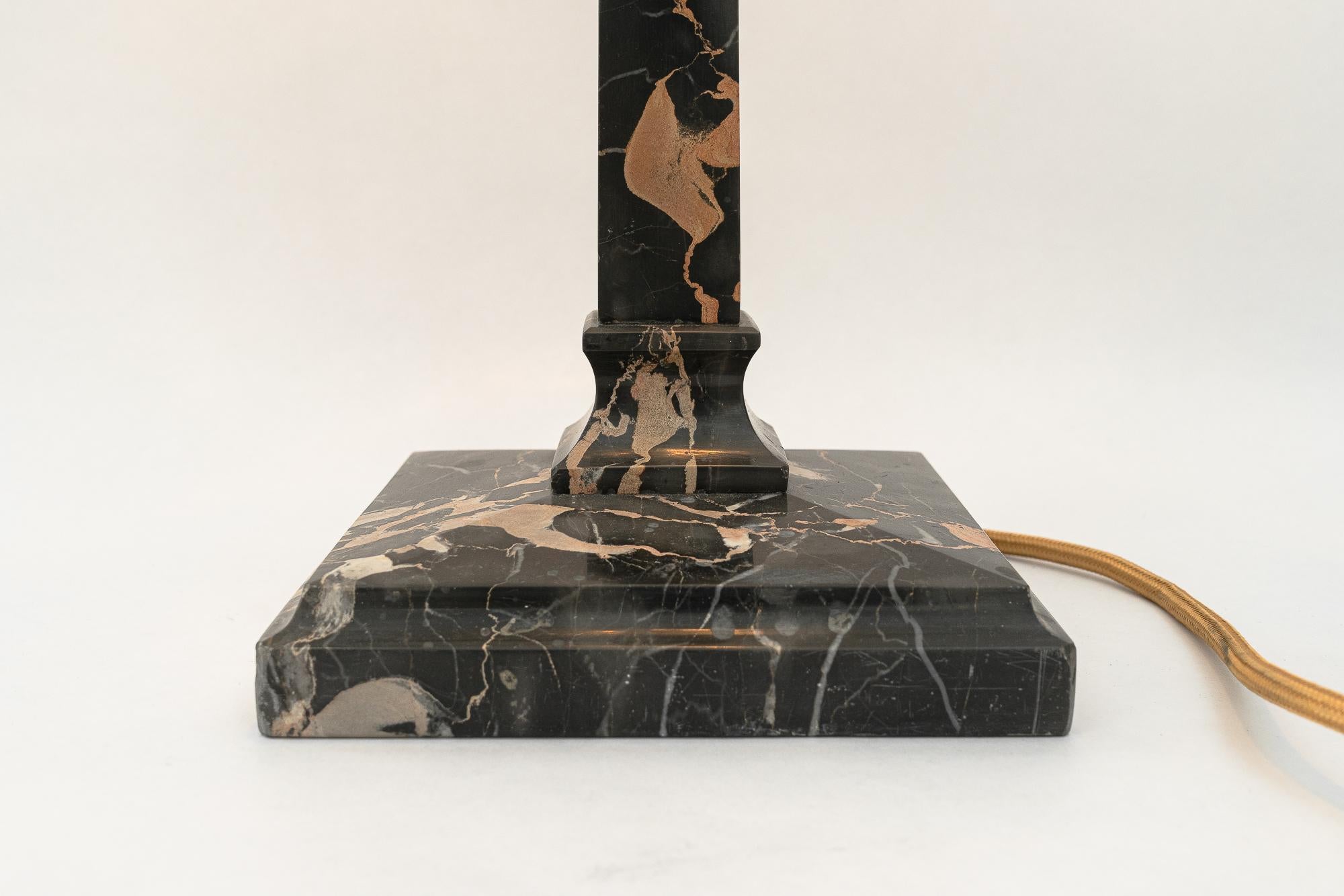 Big Marmor Tischlampe mit Glasschirm Wien um 1920er Jahre im Angebot 9