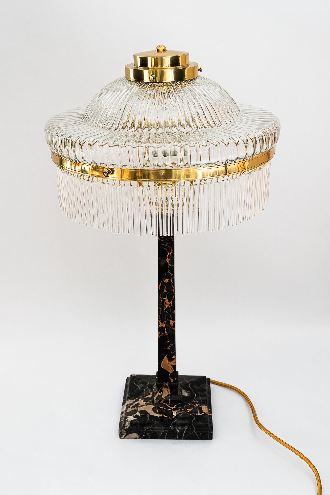 Bigli Marmor Tischlampe mit Glasschirm und Glasstäben Wien um 1920er Jahre
Messing poliert und emailliert
Die Glasstäbe werden ersetzt ( neu )
Glühbirne e27 aber e US e26 passt auch.
