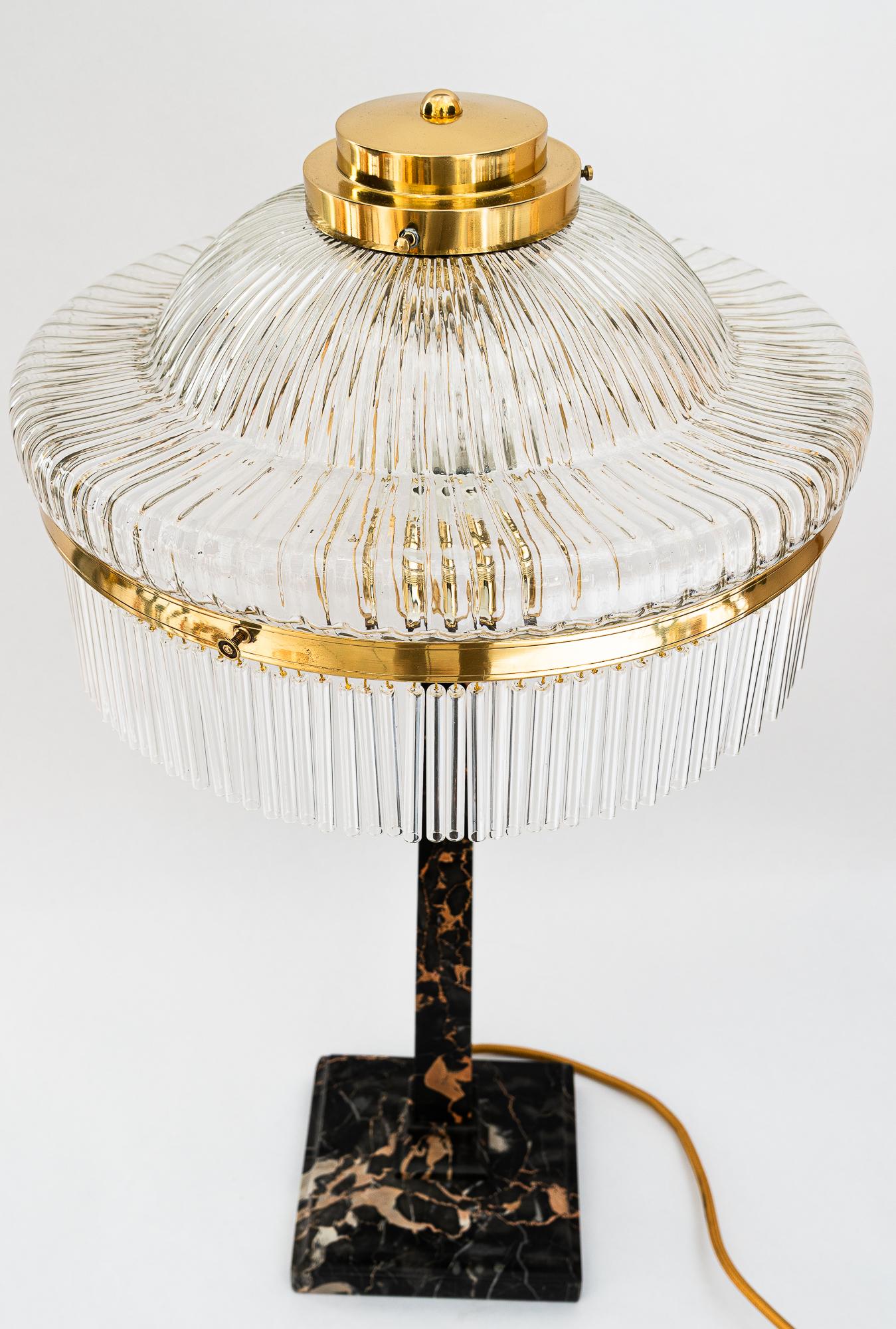 Big Marmor Tischlampe mit Glasschirm Wien um 1920er Jahre (Art déco) im Angebot