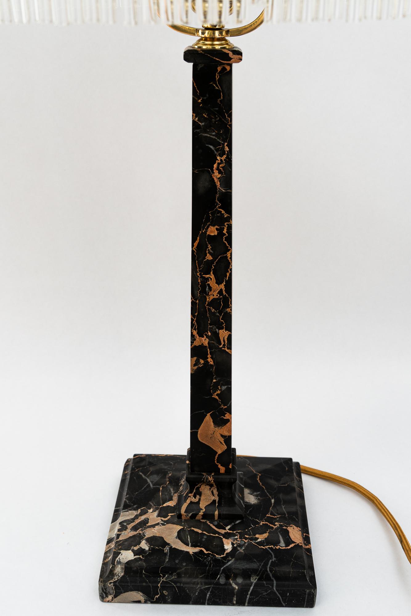 Big Marmor Tischlampe mit Glasschirm Wien um 1920er Jahre (Lackiert) im Angebot