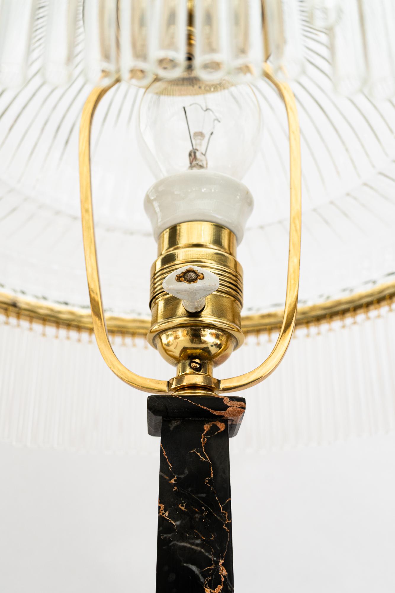 Big Marmor Tischlampe mit Glasschirm Wien um 1920er Jahre (Frühes 20. Jahrhundert) im Angebot