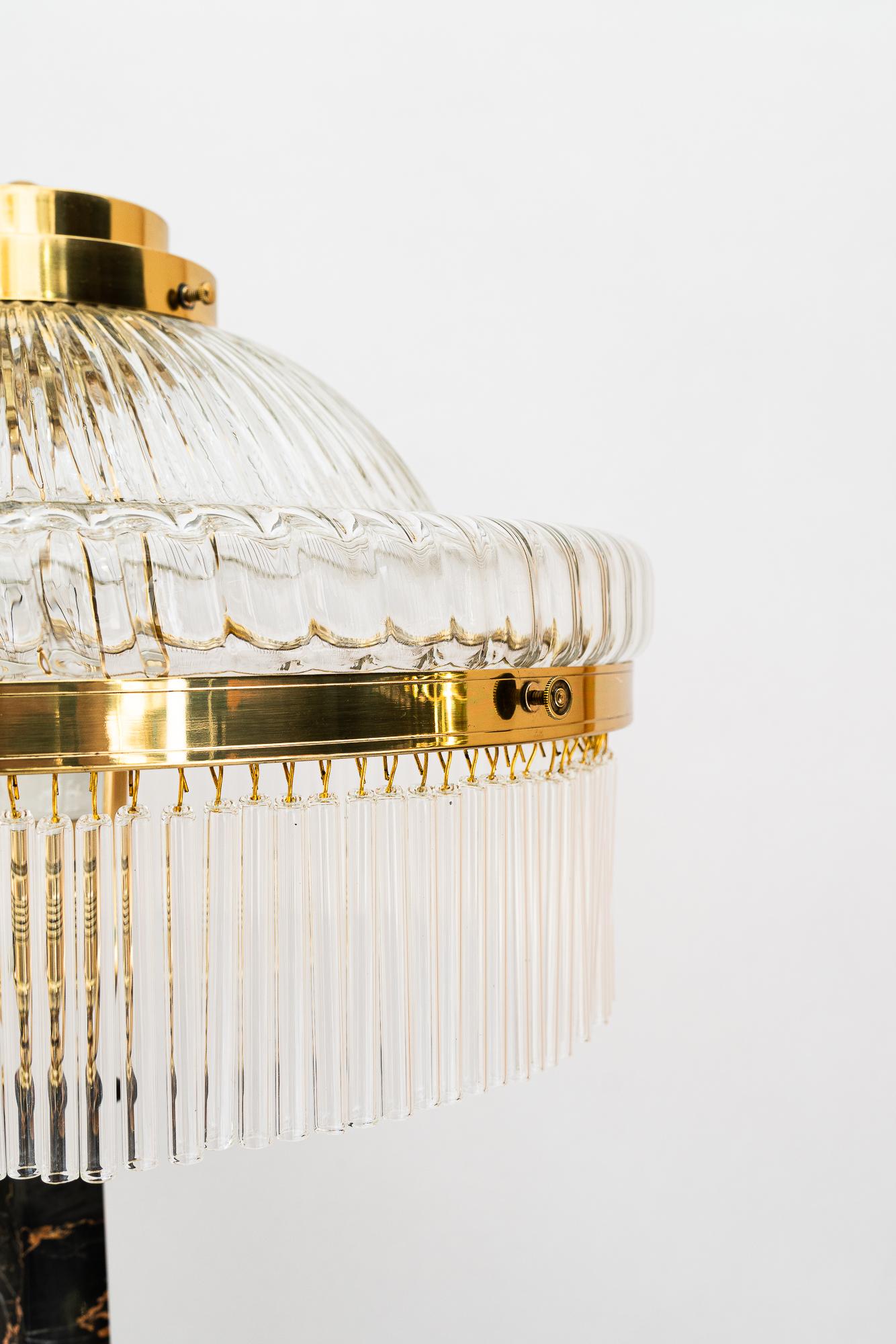 Big Marmor Tischlampe mit Glasschirm Wien um 1920er Jahre (Messing) im Angebot