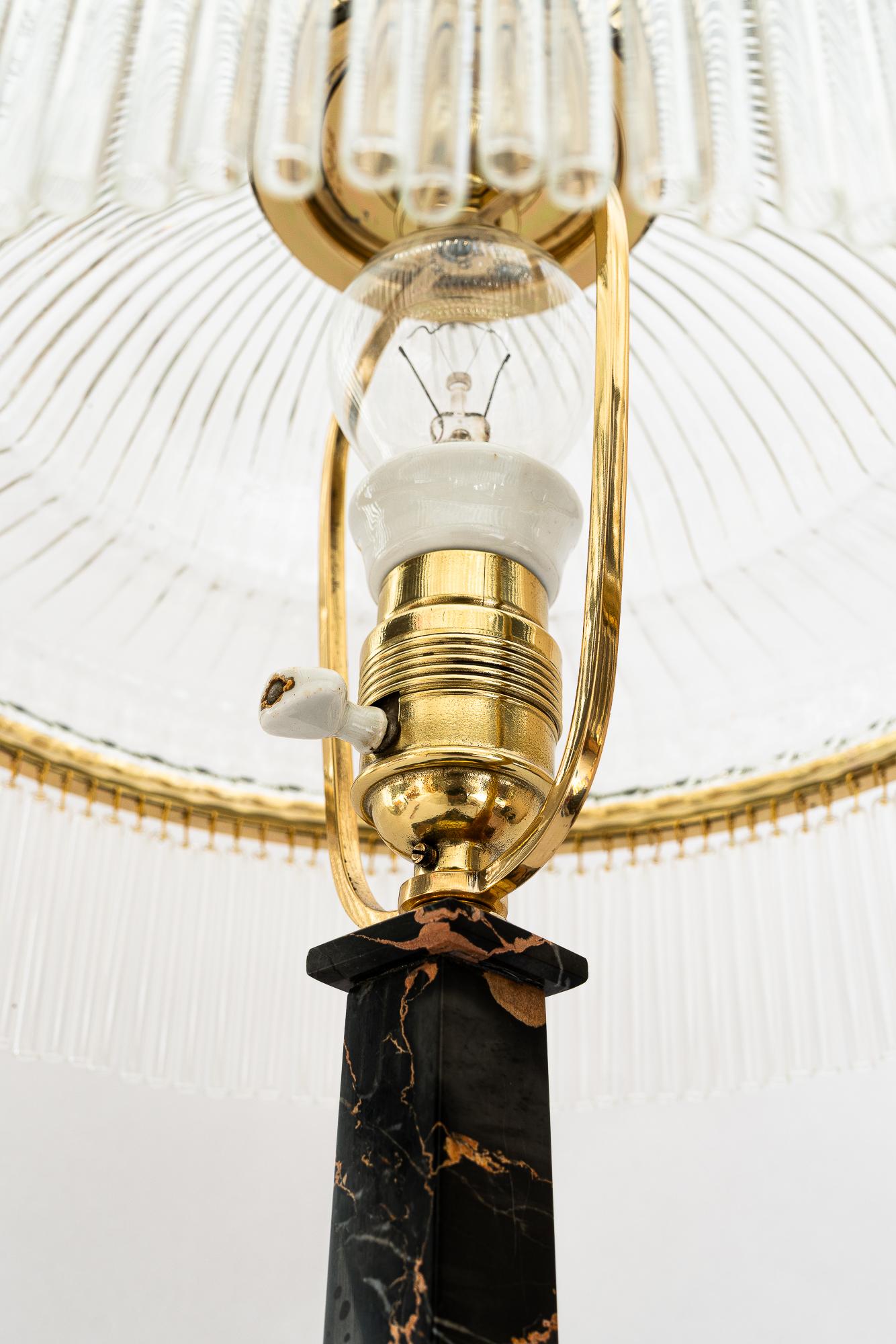 Big Marmor Tischlampe mit Glasschirm Wien um 1920er Jahre im Angebot 1