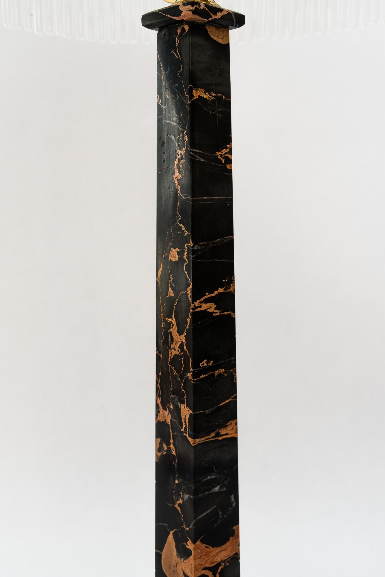 Big Marmor Tischlampe mit Glasschirm Wien um 1920er Jahre im Angebot 2