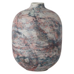 Grand vase en marbre de Veronika Švábeníková