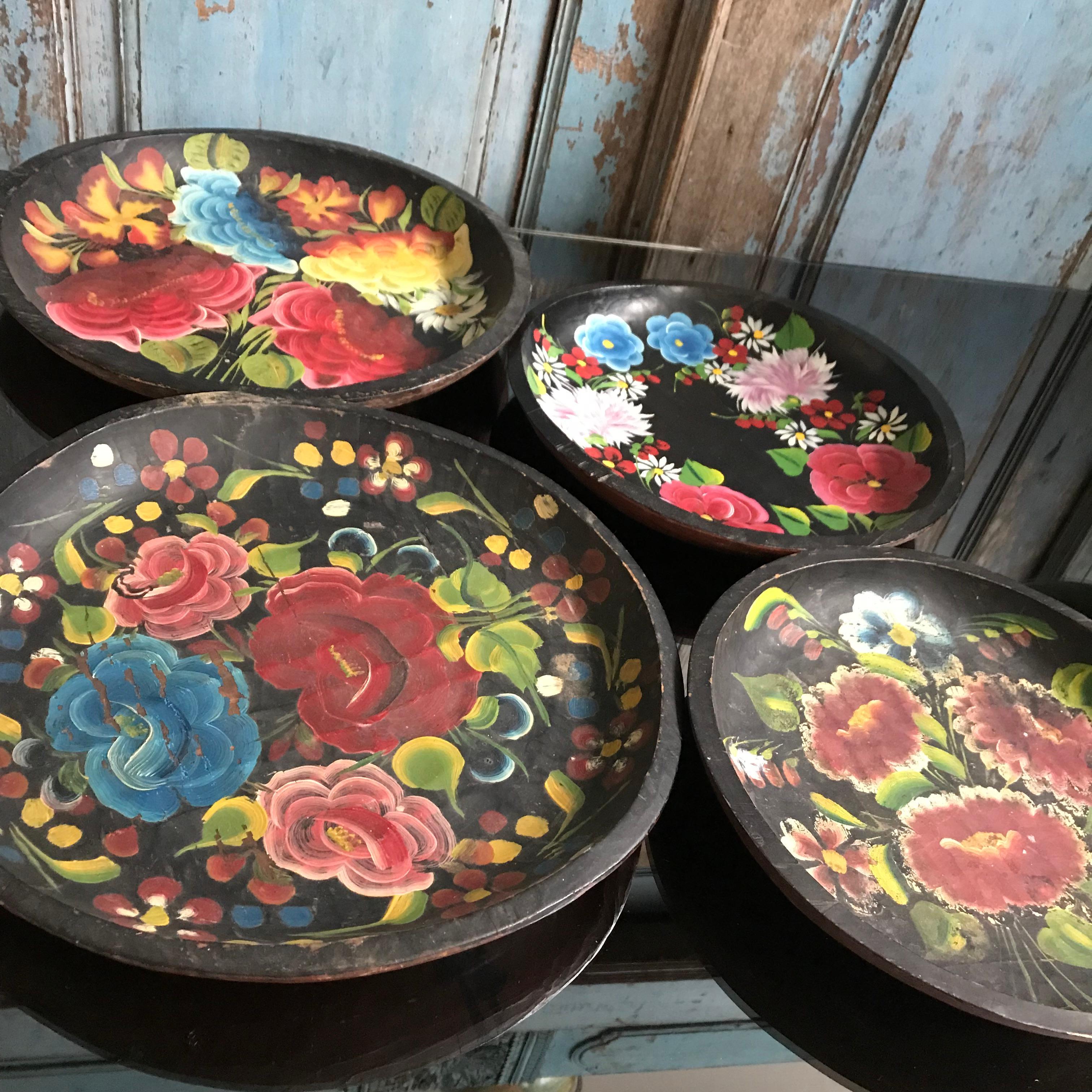 20th Century Big Mexican Wooden Plate with Hand-Painted Floral Design #1 For Sale