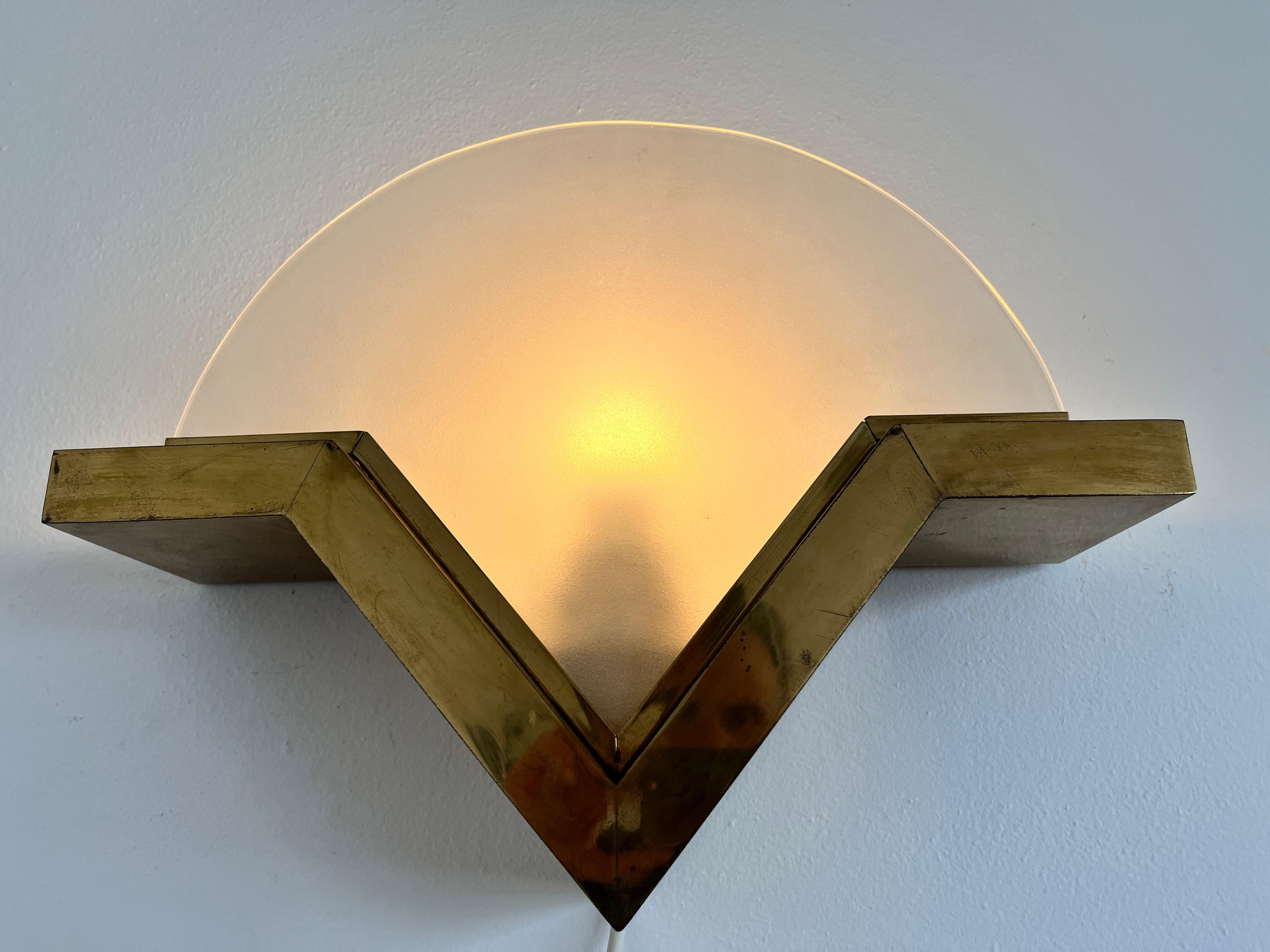 Gran lámpara de pared de diseño de mediados de siglo de latón y cristal - alrededor de los años 80 Moderno de mediados de siglo en venta