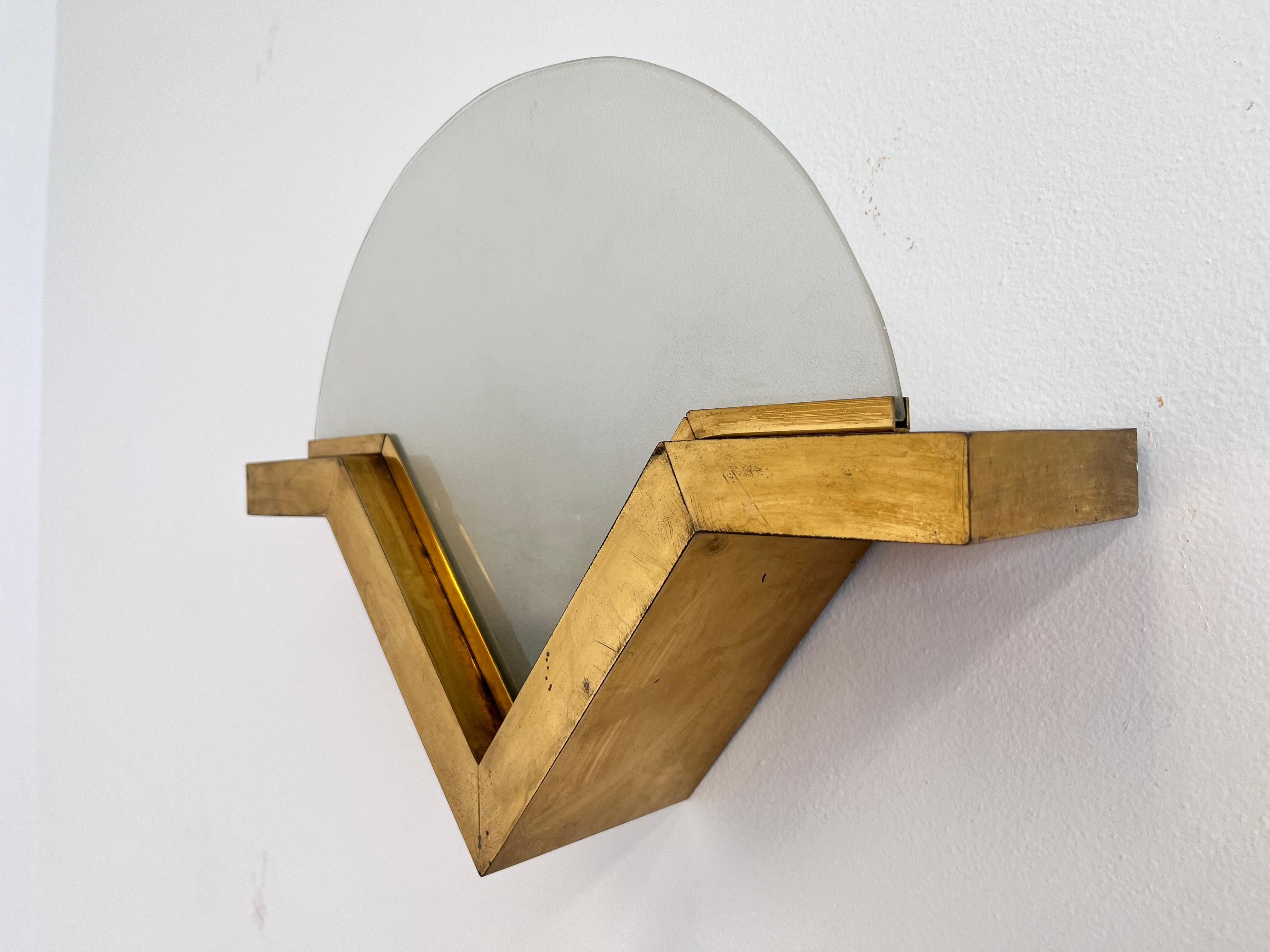 Gran lámpara de pared de diseño de mediados de siglo de latón y cristal - alrededor de los años 80 finales del siglo XX en venta