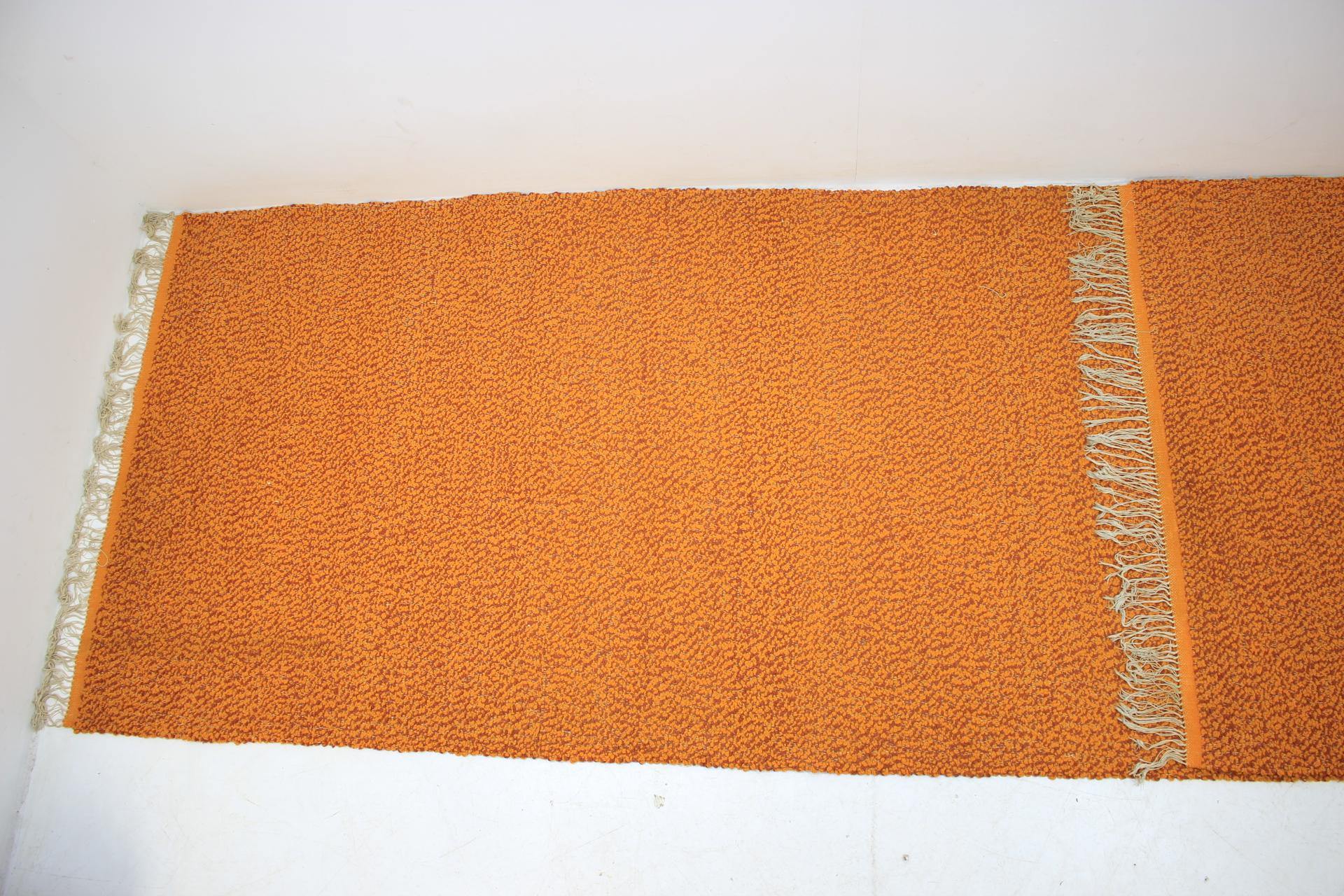 - Años 60, Checoslovaquia
- fabricante: Moravská gobelínová manufaktura, Valašské Mezirící
- perfecto estado original
- sólo se utiliza durante poco tiempo
- Hoy en día, un m2 cuesta 1000 euros.