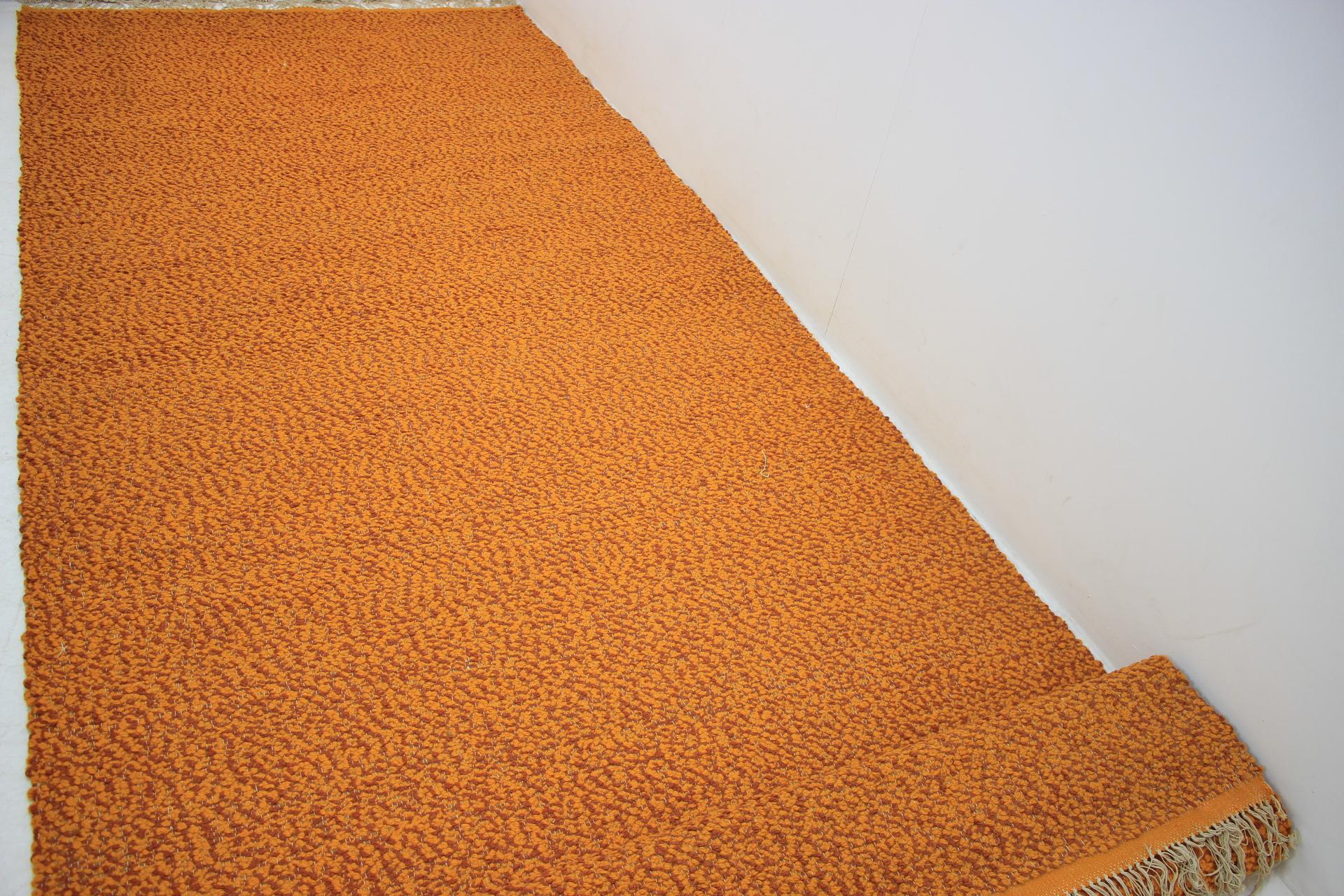 Gran alfombra tejida a mano de Valašské Meziříčí, años 60 mediados del siglo XX en venta