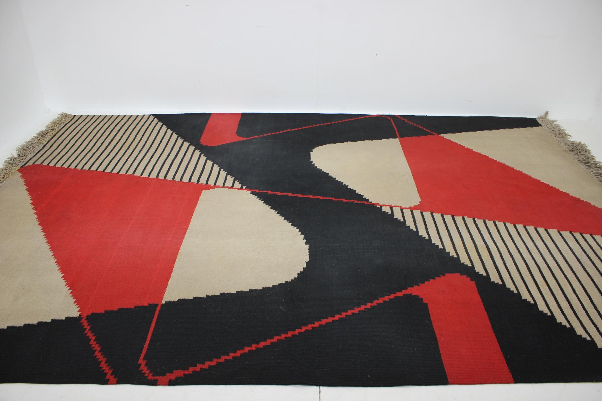 Mid-Century Modern Grand tapis Kilim à motif géométrique abstrait en laine du milieu du siècle dernier, années 1960  en vente