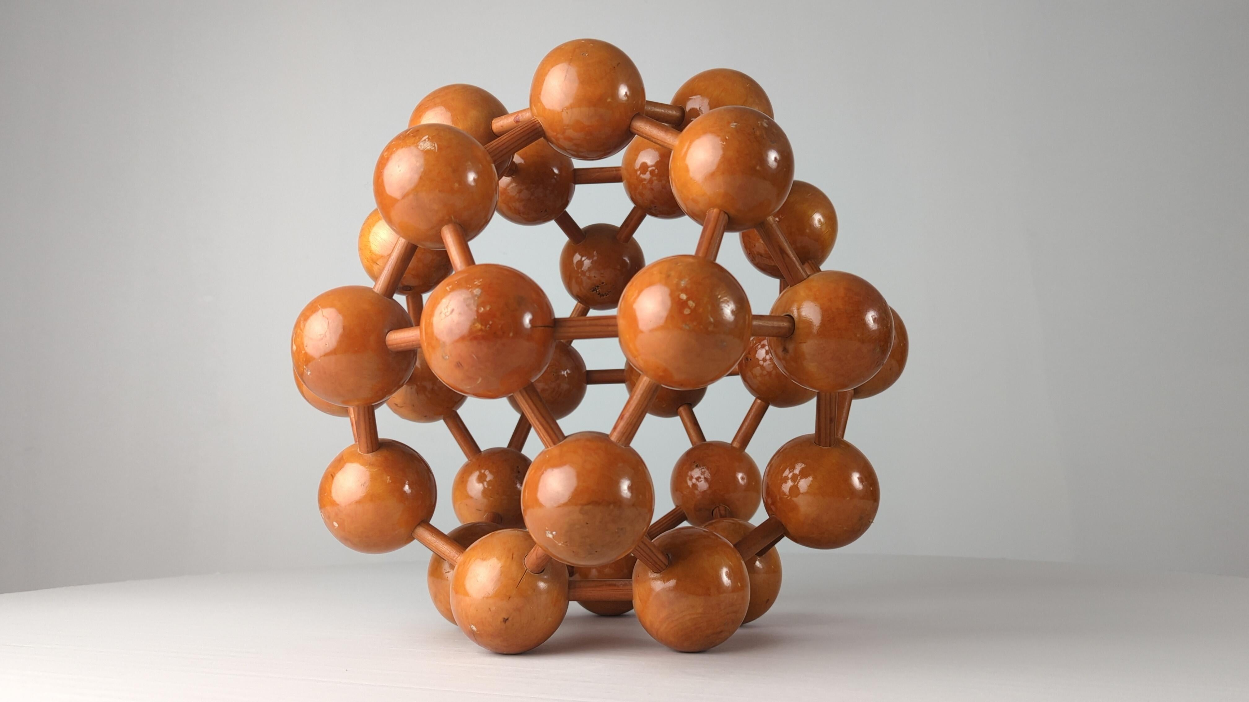 Large wooden sculpture that represents an atom, a super decorative object full of history since this type of piece was used in the old science classes, suffering great wear and tear in its use, so very few have survived to this day.