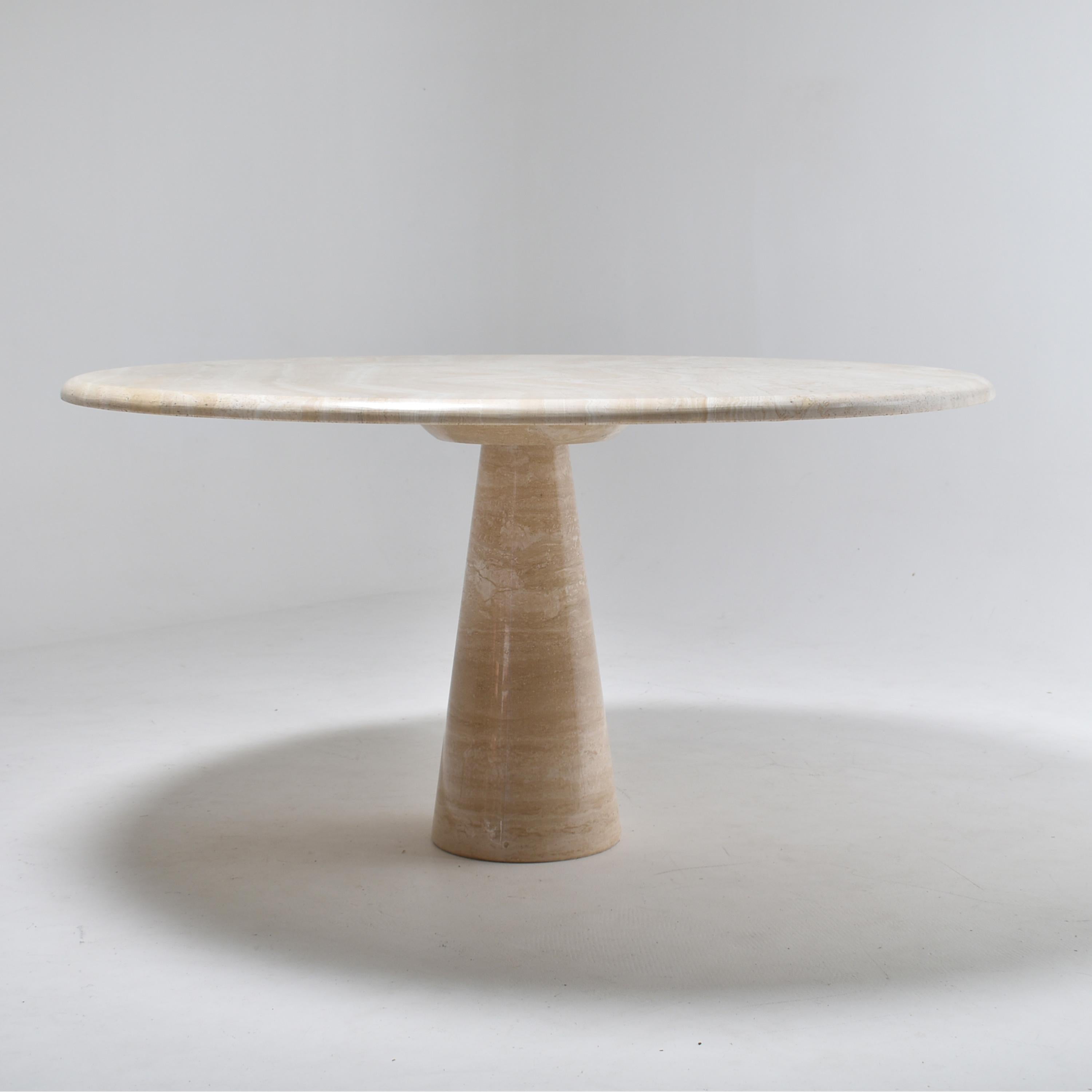 Mid-Century Modern dining table in cream travertine.
The round top is sitting on a pedestal leg, in the manner of Angelo Mangiarotti tables
The top, as the leg, shows very nice stone's veins.
Both are in very good condition. 
This table was on