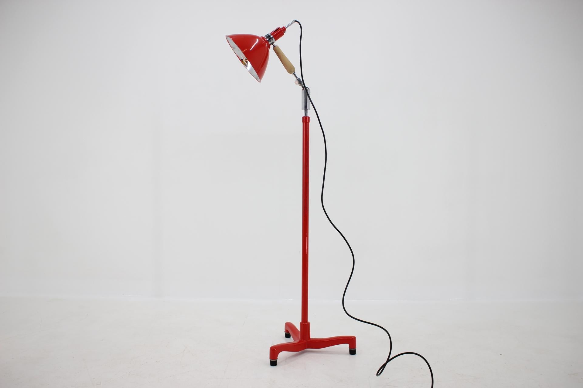- 1970s
- Checoslovaquia
- fabricante: Zukov (marcado por la etiqueta)
- completamente renovado, electricidad nueva
- Medidas: de 150 cm de altura a 200 cm.