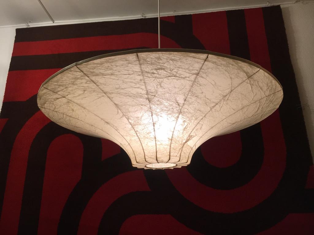 Unusual big flying saucer cocoon pendant lamp, Italy, circa 1960s.
80 cm diameter, 35 cm high, 130 with wire ( can be extended to 160cm )
Good condition